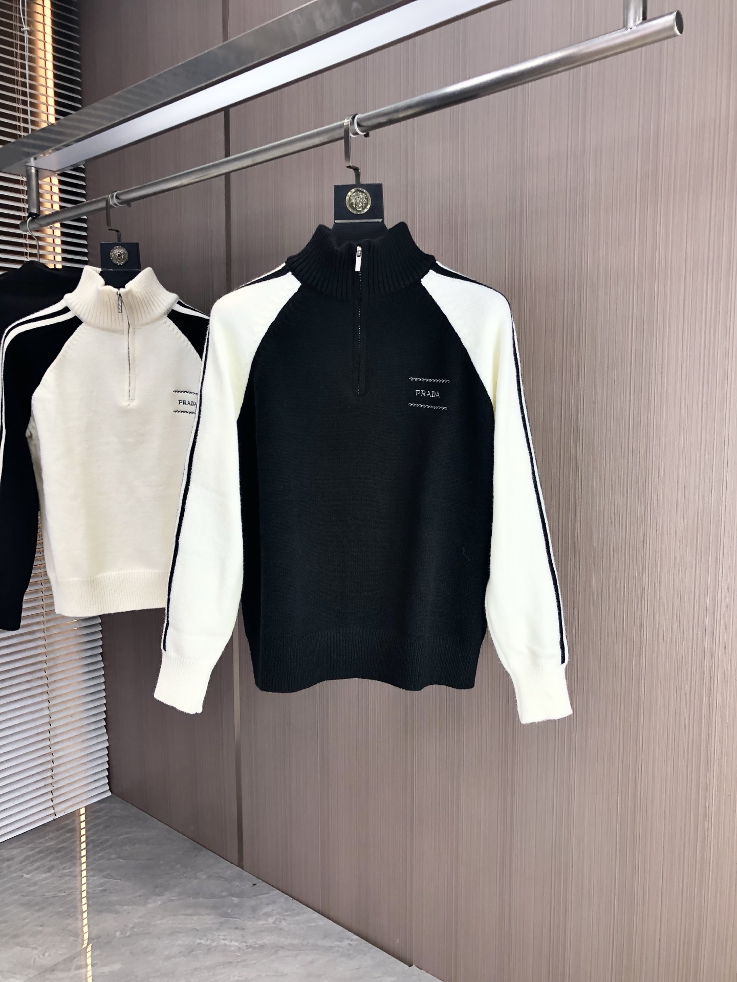 NO:513963,.Prada. 2025ss Autumn and Winter New Product Soft round-neck wool sweater, exclusive design!  A sweater with super smooth lines that are in line with the aesthetic tone. The most basic style is in a minimalist and low-key luxury style. The simpler the item in the fashion industry, the easier it is to show a high-end and fashionable feeling. The customer-supplied wool knitted blended fabric has a soft and comfortable touch, excellent skin-friendly and fashionable style, which is a must-have item!  Counter code m-3xL .m wear 175/130 catties. placing an order to report height and weight, prada, sweaters, alexander wang19860909.普拉达.2025ss秋冬新品 柔软圆领羊毛针织衫,设计独家呈现！含30羊毛.70棉超级流畅线条感极符合美学基调的一款毛衣,最基础的款式以极简低调的奢华风格,在时尚界越简单的单品,越极易彰显出高级时髦感,客供羊毛针织混纺面料,触感柔软舒适,亲肤性极佳,极具减龄时髦款式,必入单品！专柜码数m-3xL .m穿175/130斤.下单报身高体重,,prada,sweaters,alexander wang,Men's clothing