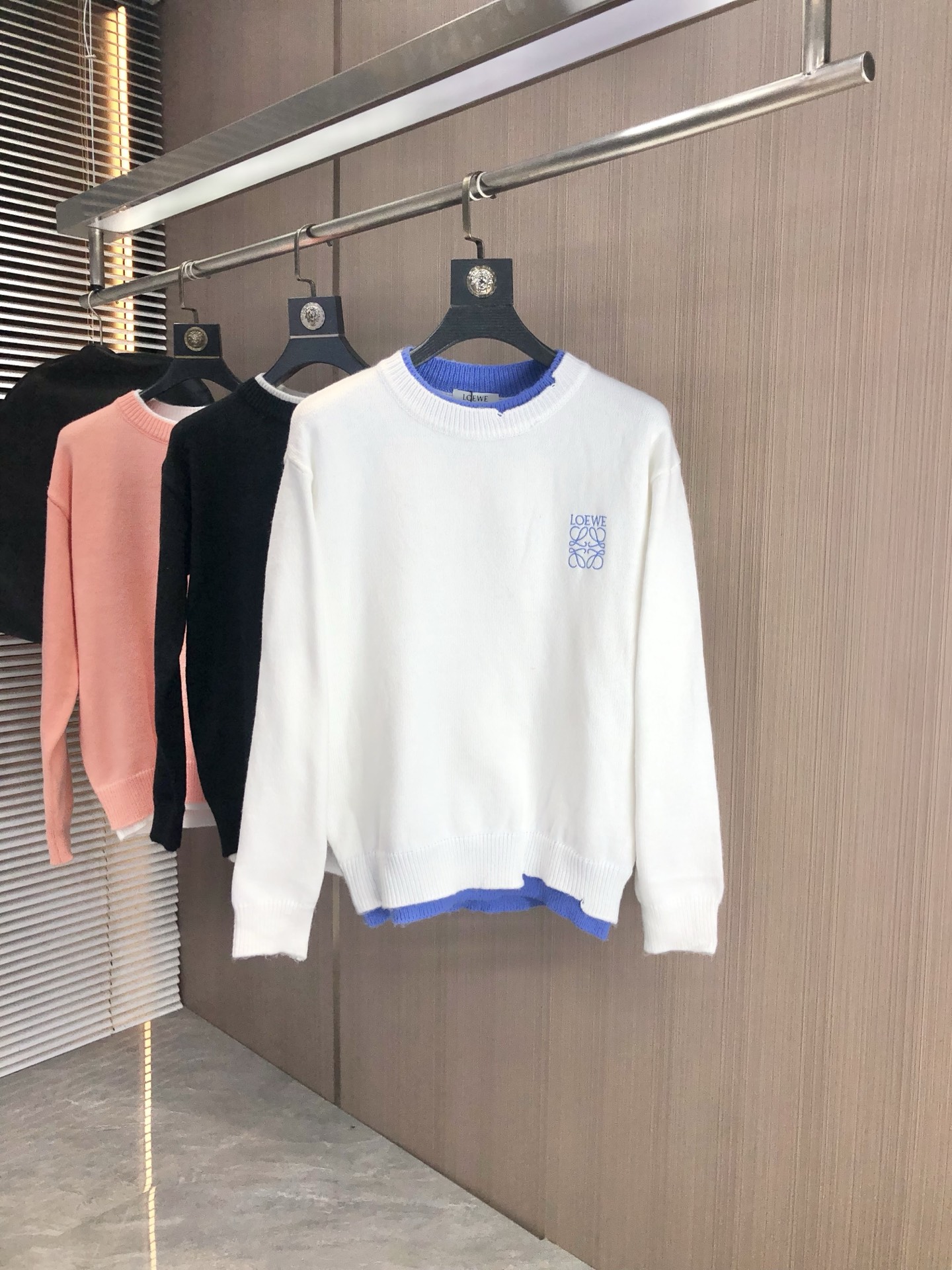 NO:571176,.Loewe. 2025ss new fall and winter product, soft round neck wool sweater, exclusive design!  A sweater that contains 30% wool and 70% cotton and has super smooth lines that are very in line with the aesthetic tone. The most basic style is minimalist and low-key luxury style. In the fashion industry, the simpler the item, the easier it is to show a high-end fashion sense. The wool knitted blended fabric provided by customers is soft and comfortable to the touch, and has excellent skin-friendlyness. It is a very fashionable style for age reduction, a must-have item!  Counter size m-3xL. Wear 175/130 catties. Please state your height and weight when placing an order, loewe, sweaters, alexander wang19860909.罗意威.2025ss秋冬新品 柔软圆领羊毛针织衫,设计独家呈现！含30羊毛.70棉超级流畅线条感极符合美学基调的一款毛衣,最基础的款式以极简低调的奢华风格,在时尚界越简单的单品,越极易彰显出高级时髦感,客供羊毛针织混纺面料,触感柔软舒适,亲肤性极佳,极具减龄时髦款式,必入单品！专柜码数m-3xL .m穿175/130斤.下单报身高体重,,loewe,sweaters,alexander wang,Men's clothing