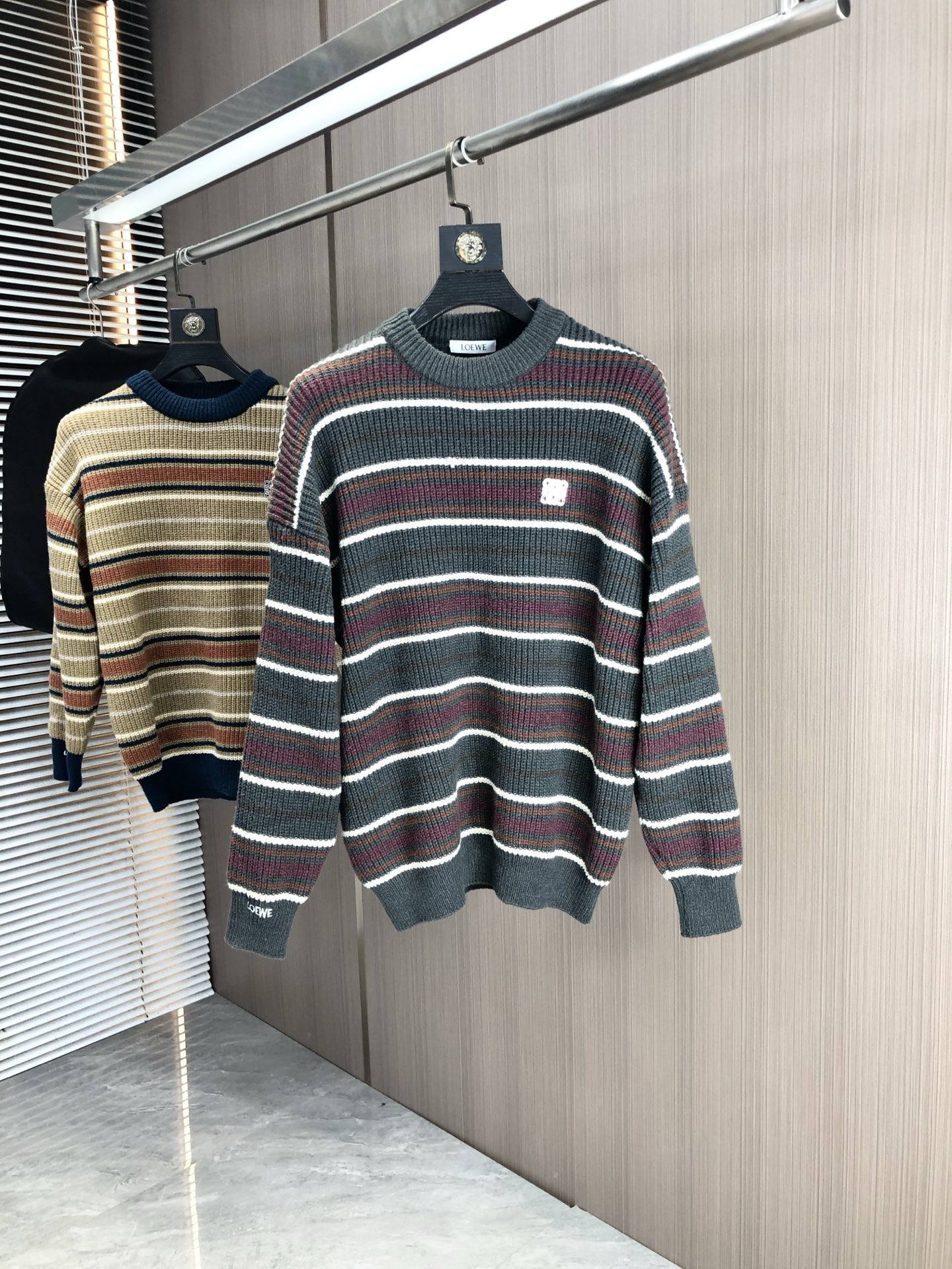 NO:513964,.Luo Yiwei. 2025ss autumn and winter new product, soft round-neck wool sweater, exclusive design!  A sweater with super smooth lines that are in line with the aesthetic tone. The most basic style is in a minimalist and low-key luxury style. The simpler the item in the fashion industry, the easier it is to show a high-end and fashionable feeling. The customer-supplied wool knitted blended fabric has a soft and comfortable touch, excellent skin-friendly and fashionable style, which is a must-have item!  Counter code m-3xL .m wear 175/130 catties. placing an order to report height and weight, loewe, sweaters, alexander wang19860909.罗意威.2025ss秋冬新品 柔软圆领羊毛针织衫,设计独家呈现！含30羊毛.70棉超级流畅线条感极符合美学基调的一款毛衣,最基础的款式以极简低调的奢华风格,在时尚界越简单的单品,越极易彰显出高级时髦感,客供羊毛针织混纺面料,触感柔软舒适,亲肤性极佳,极具减龄时髦款式,必入单品！专柜码数m-3xL .m穿175/130斤.下单报身高体重,,loewe,sweaters,alexander wang,Men's clothing