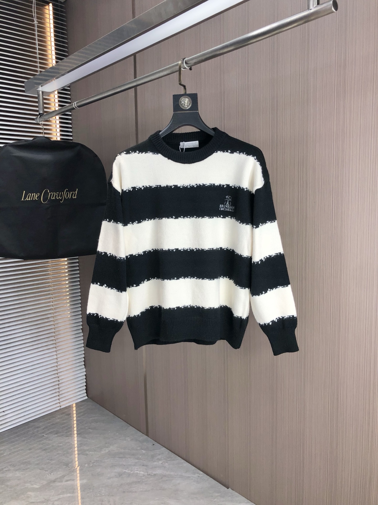 NO:513965,.Bc.2025ss Autumn and Winter New Products Soft Round-neck Wool Sweater, Exclusive Design!  A sweater with super smooth lines that are in line with the aesthetic tone. The most basic style is in a minimalist and low-key luxury style. The simpler the item in the fashion industry, the easier it is to show a high-end and fashionable feeling. The customer-supplied wool knitted blended fabric has a soft and comfortable touch, excellent skin-friendly and fashionable style, which is a must-have item!  Counter code m-3xL .m wears 175/130 catties. placing an order to report height and weight, sweaters, alexander wang19860909.Bc.2025ss秋冬新品 柔软圆领羊毛针织衫,设计独家呈现！含30羊毛.70棉超级流畅线条感极符合美学基调的一款毛衣,最基础的款式以极简低调的奢华风格,在时尚界越简单的单品,越极易彰显出高级时髦感,客供羊毛针织混纺面料,触感柔软舒适,亲肤性极佳,极具减龄时髦款式,必入单品！专柜码数m-3xL .m穿175/130斤.下单报身高体重,,sweaters,alexander wang,Men's clothing