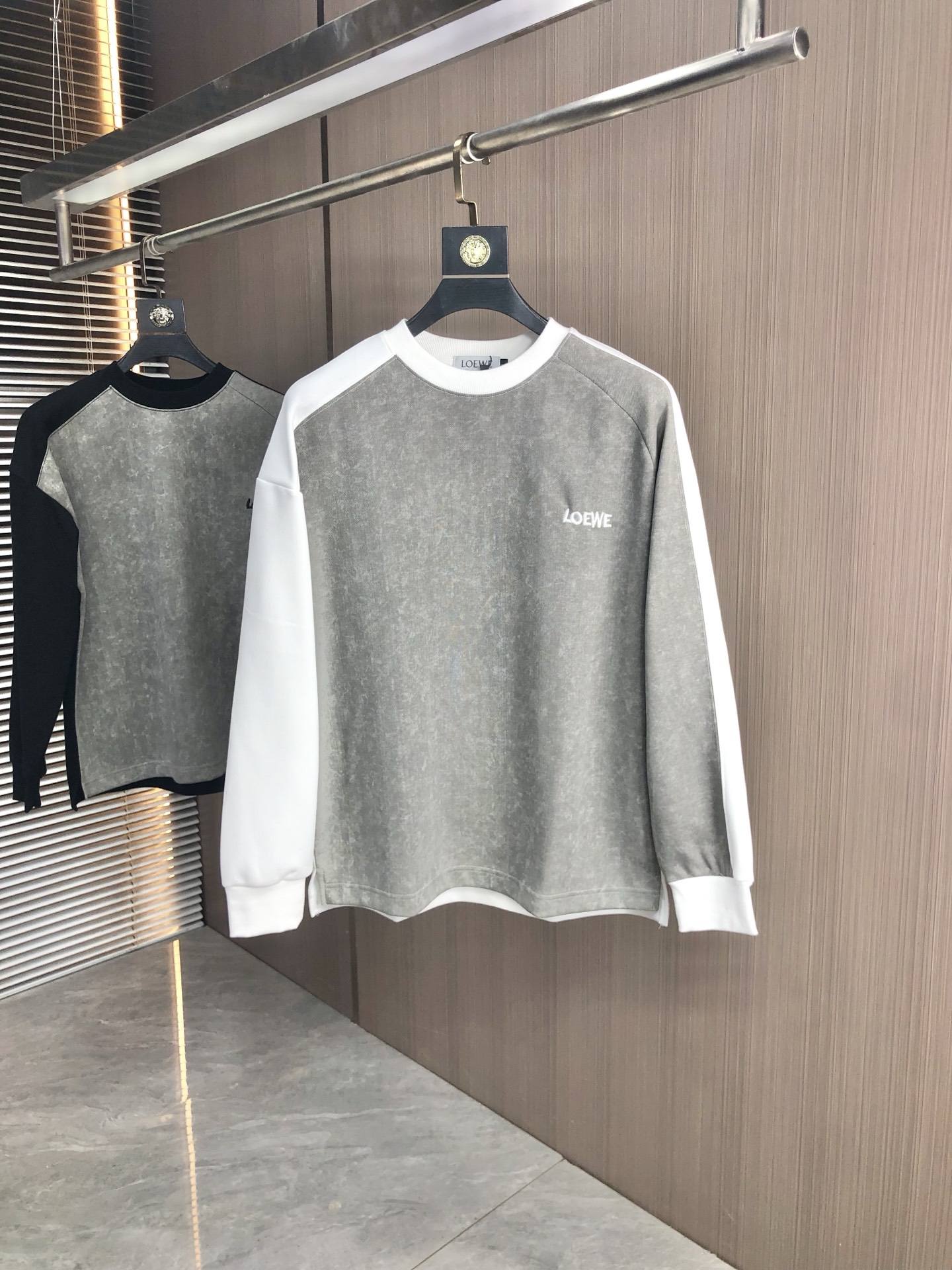 NO:531087,.Luo Yiwei. 2025 autumn and winter new letter logo knitted cotton sweatshirt T-shirt, channel quality!  Urban series products, created with full luxury letter logo elements, high-end temperament and top style, a single item with a very tone and charm!  Original custom imported double-sided water-soluble cotton fabric, comfortable to touch, embroidered letter design effect is quite exquisite, fashionable, classic and versatile!  Size M—XXXL.m wear 175/130 catties, loewe, hoodie, sweatshirts, tees, t-shirt, alexander wang19860909.罗意威.2025秋冬新款字母logo针织棉卫衣T恤 渠道精品！都市系列产物,奢华程度满分的字母logo元素打造,高端气质型必入的极品款式,一款极具腔调感与魅力的单品！ 原版定制进口双面水溶棉面料,手感舒适,刺绣字母设计效果相当精致,时尚经典百搭！ 尺码M—XXXL.m穿175/130斤,,loewe,hoodie,sweatshirts,tees，t-shirt,alexander wang,Men's clothing