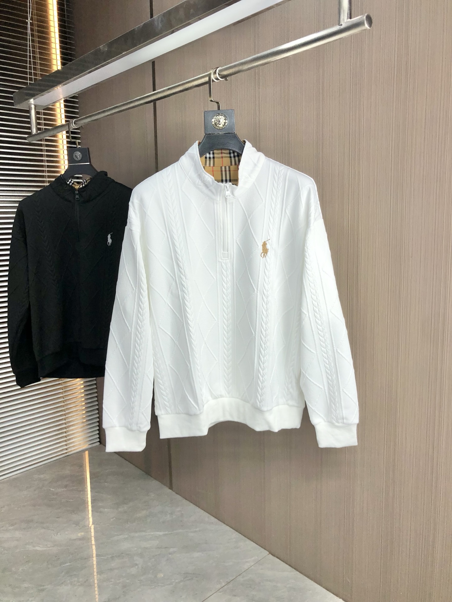 NO:531085,.polo.2025 autumn and winter new letter logo knitted cotton sweatshirt T-shirt channel quality!  Urban series products, created with full luxury letter logo elements, high-end temperament and top style, a single item with a very tone and charm!  Original custom imported double-sided water-soluble cotton fabric, comfortable to touch, embroidered letter design effect is quite exquisite, fashionable, classic and versatile!  Size M—XXXL.m wear 175/130 catties, hoodie, sweatshirts, tees, t-shirt, alexander wang19860909.polo.2025秋冬新款字母logo针织棉卫衣T恤 渠道精品！都市系列产物,奢华程度满分的字母logo元素打造,高端气质型必入的极品款式,一款极具腔调感与魅力的单品！ 原版定制进口双面水溶棉面料,手感舒适,刺绣字母设计效果相当精致,时尚经典百搭！ 尺码M—XXXL.m穿175/130斤,,hoodie,sweatshirts,tees，t-shirt,alexander wang,Men's clothing