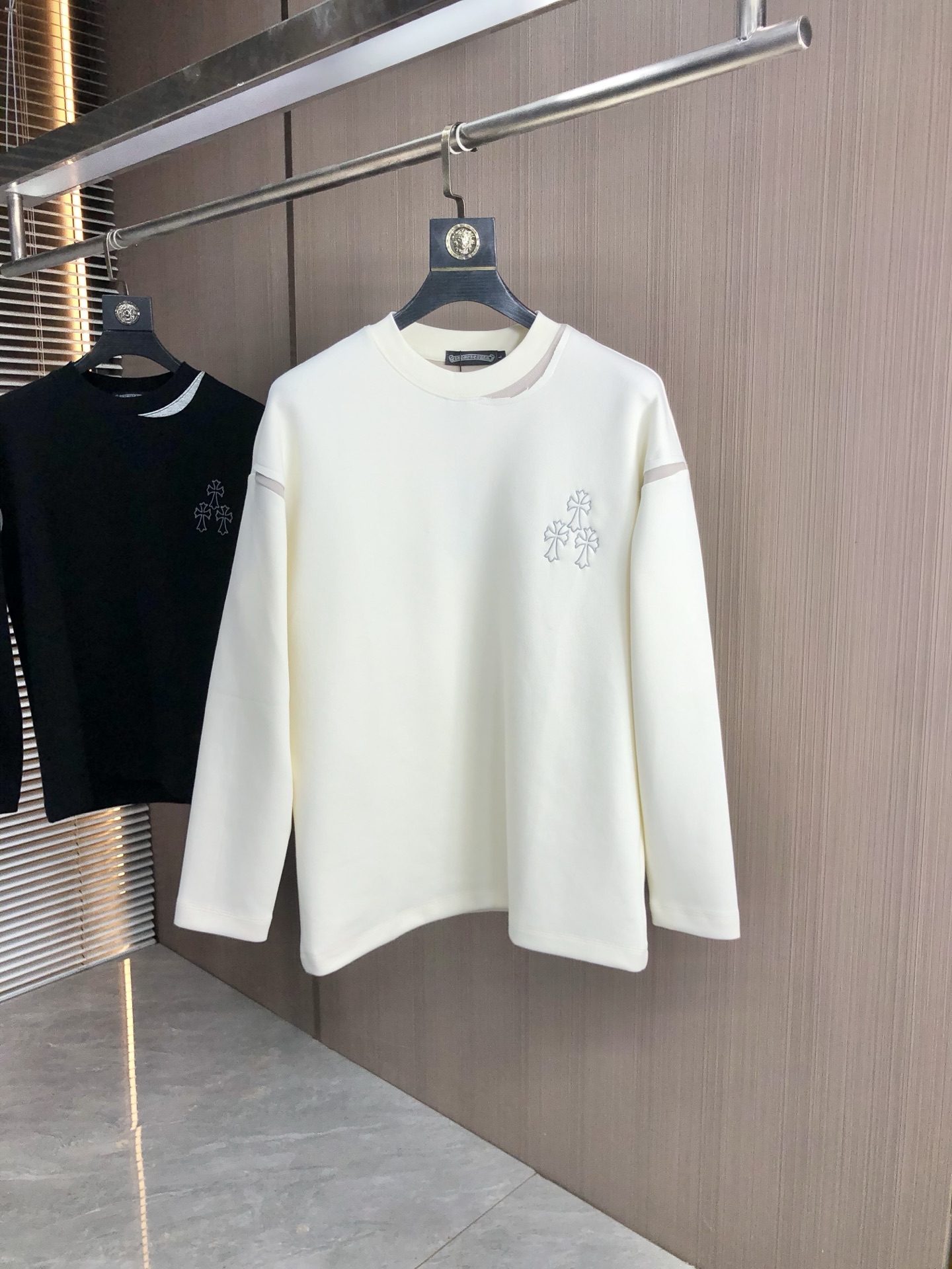 NO:527907,.Croxin. 2025 autumn and winter new letter logo knitted cotton sweatshirt T-shirt channel quality!  Urban series products, created with full luxury letter logo elements, high-end temperament and top style, a single item with a very tone and charm!  Original custom imported double-sided water-soluble cotton fabric, comfortable to touch, embroidered letter design effect is quite exquisite, fashionable, classic and versatile!  Size M—XXXL.m wear 175/130 catties, chrome hearts, hoodie, sweatshirts, tees, t-shirt, alexander wang19860909.克罗心.2025秋冬新款字母logo针织棉卫衣T恤 渠道精品！都市系列产物,奢华程度满分的字母logo元素打造,高端气质型必入的极品款式,一款极具腔调感与魅力的单品！ 原版定制进口双面水溶棉面料,手感舒适,刺绣字母设计效果相当精致,时尚经典百搭！ 尺码M—XXXL.m穿175/130斤,,chrome hearts,hoodie,sweatshirts,tees，t-shirt,alexander wang,Men's clothing