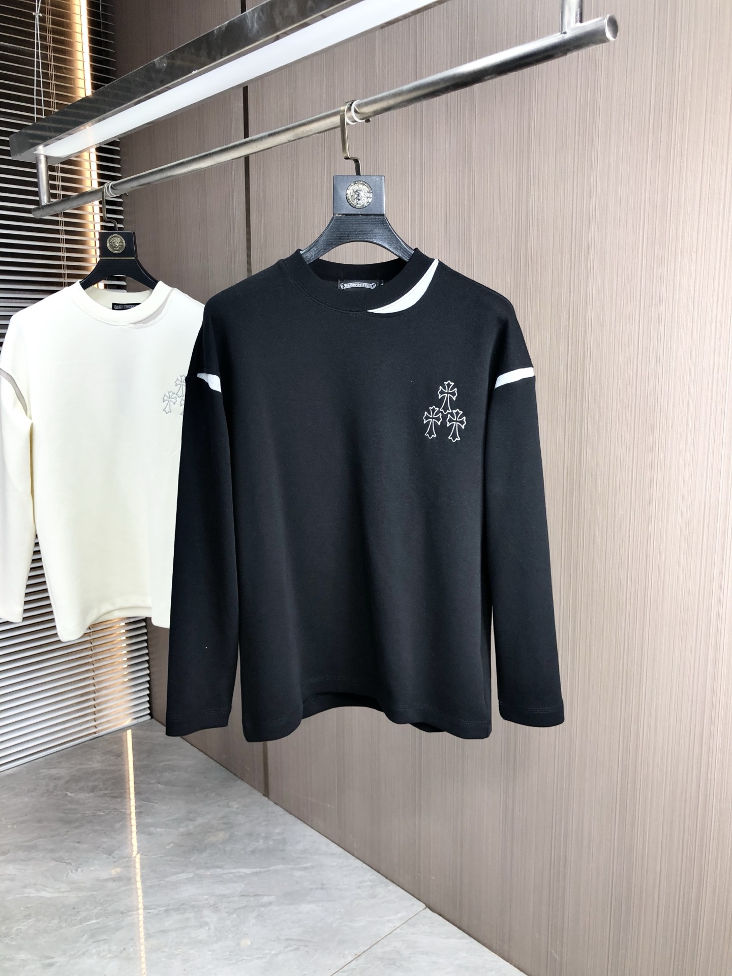 NO:527906,.Croxin 2025 autumn and winter new letter logo knitted cotton sweatshirt T-shirt channel quality!  Urban series products, created with full luxury letter logo elements, high-end temperament and top style, a single item with a very tone and charm!  Original custom imported double-sided water-soluble cotton fabric, comfortable to touch, embroidered letter design effect is quite exquisite, fashionable, classic and versatile!  Size M—XXXL.m wear 175/130 catties, chrome hearts, hoodie, sweatshirts, tees, t-shirt, alexander wang19860909.克罗心 2025秋冬新款字母logo针织棉卫衣T恤 渠道精品！都市系列产物,奢华程度满分的字母logo元素打造,高端气质型必入的极品款式,一款极具腔调感与魅力的单品！ 原版定制进口双面水溶棉面料,手感舒适,刺绣字母设计效果相当精致,时尚经典百搭！ 尺码M—XXXL.m穿175/130斤,,chrome hearts,hoodie,sweatshirts,tees，t-shirt,alexander wang,Men's clothing