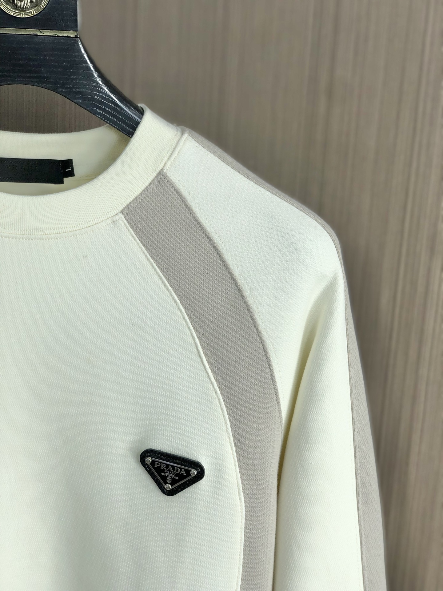 。普拉达。2025秋冬新款字母logo针织棉卫衣T恤 渠道精品！都市系列产物，奢华程度满分的字母logo