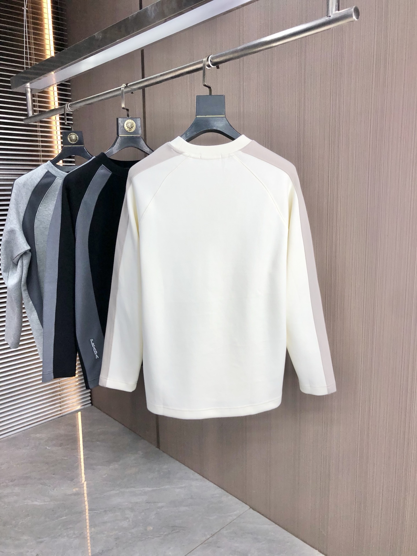 。普拉达。2025秋冬新款字母logo针织棉卫衣T恤 渠道精品！都市系列产物，奢华程度满分的字母logo