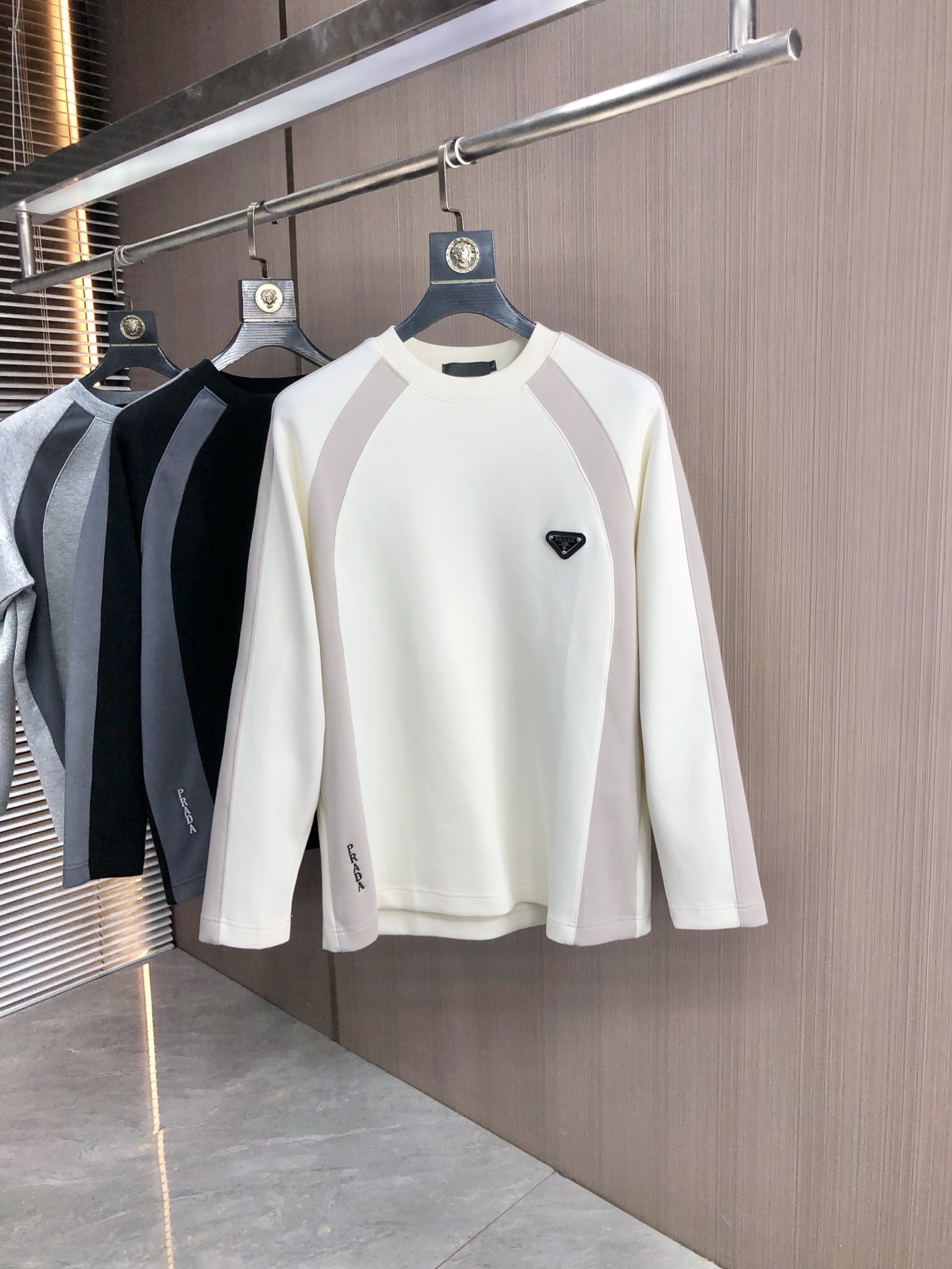 NO:527905,.Prada. 2025 autumn and winter new letter logo knitted cotton sweatshirt T-shirt channel quality!  Urban series products, created with full luxury letter logo elements, high-end temperament and top style, a single item with a very tone and charm!  Original custom imported double-sided water-soluble cotton fabric, comfortable to touch, embroidered letter design effect is quite exquisite, fashionable, classic and versatile!  Size M—XXXL.m wear 175/130 catties, prada, hoodie, sweatshirts,tees, t-shirt,alexander wang19860909.普拉达.2025秋冬新款字母logo针织棉卫衣T恤 渠道精品！都市系列产物,奢华程度满分的字母logo元素打造,高端气质型必入的极品款式,一款极具腔调感与魅力的单品！ 原版定制进口双面水溶棉面料,手感舒适,刺绣字母设计效果相当精致,时尚经典百搭！ 尺码M—XXXL.m穿175/130斤,,prada,hoodie,sweatshirts,tees，t-shirt,alexander wang,Men's clothing