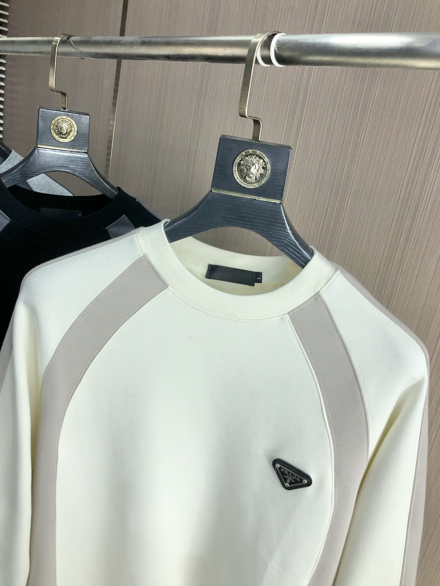 。普拉达。2025秋冬新款字母logo针织棉卫衣T恤 渠道精品！都市系列产物，奢华程度满分的字母logo