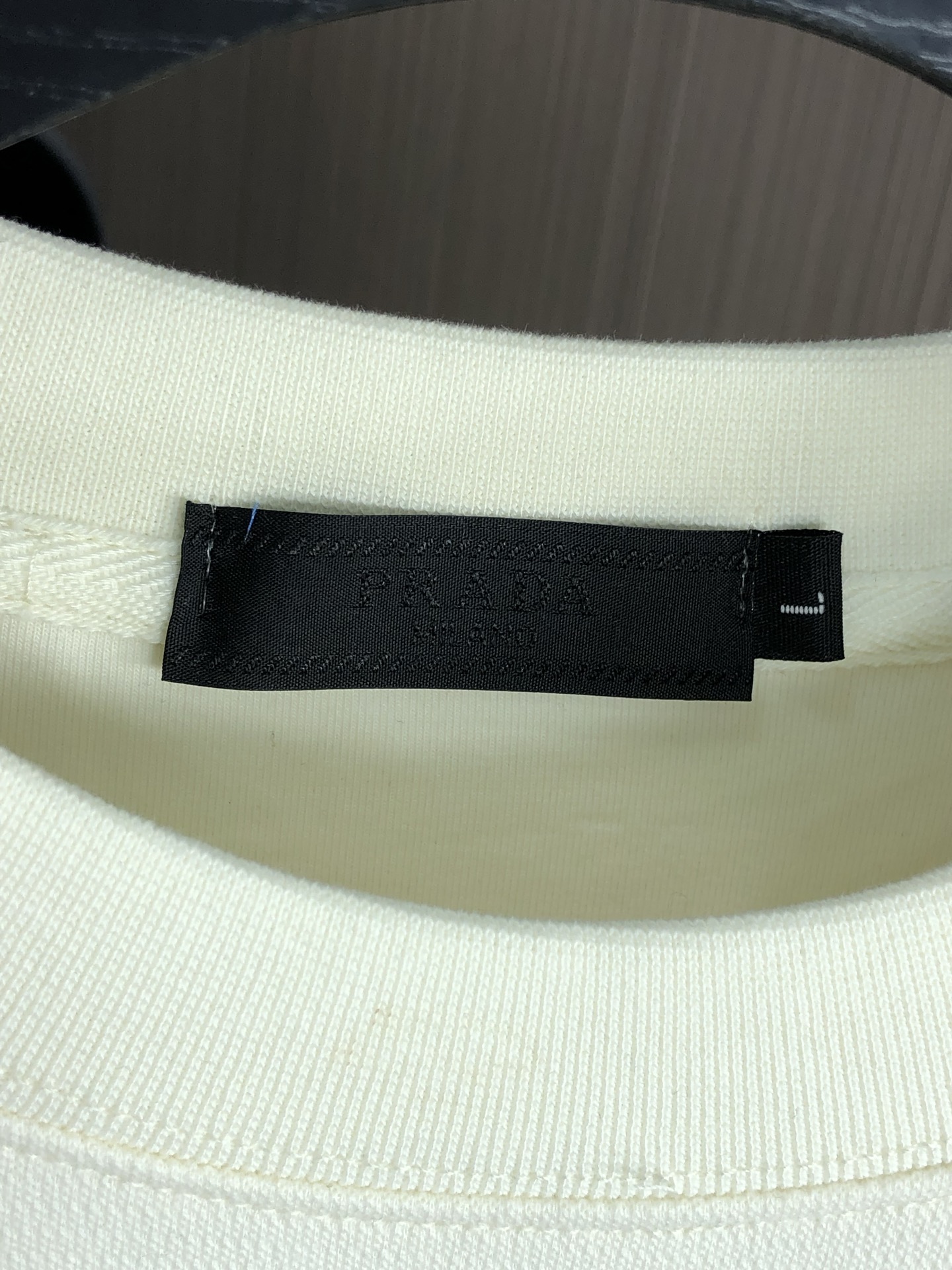 。普拉达。2025秋冬新款字母logo针织棉卫衣T恤 渠道精品！都市系列产物，奢华程度满分的字母logo