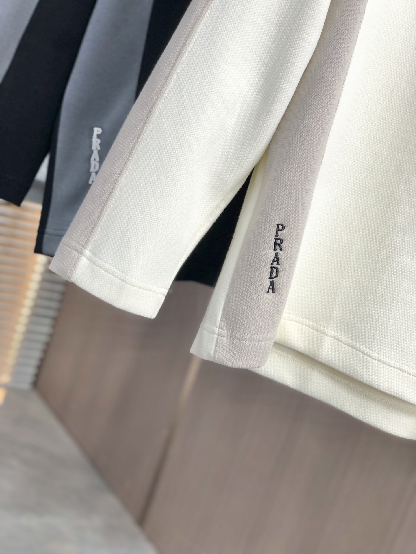 。普拉达。2025秋冬新款字母logo针织棉卫衣T恤 渠道精品！都市系列产物，奢华程度满分的字母logo