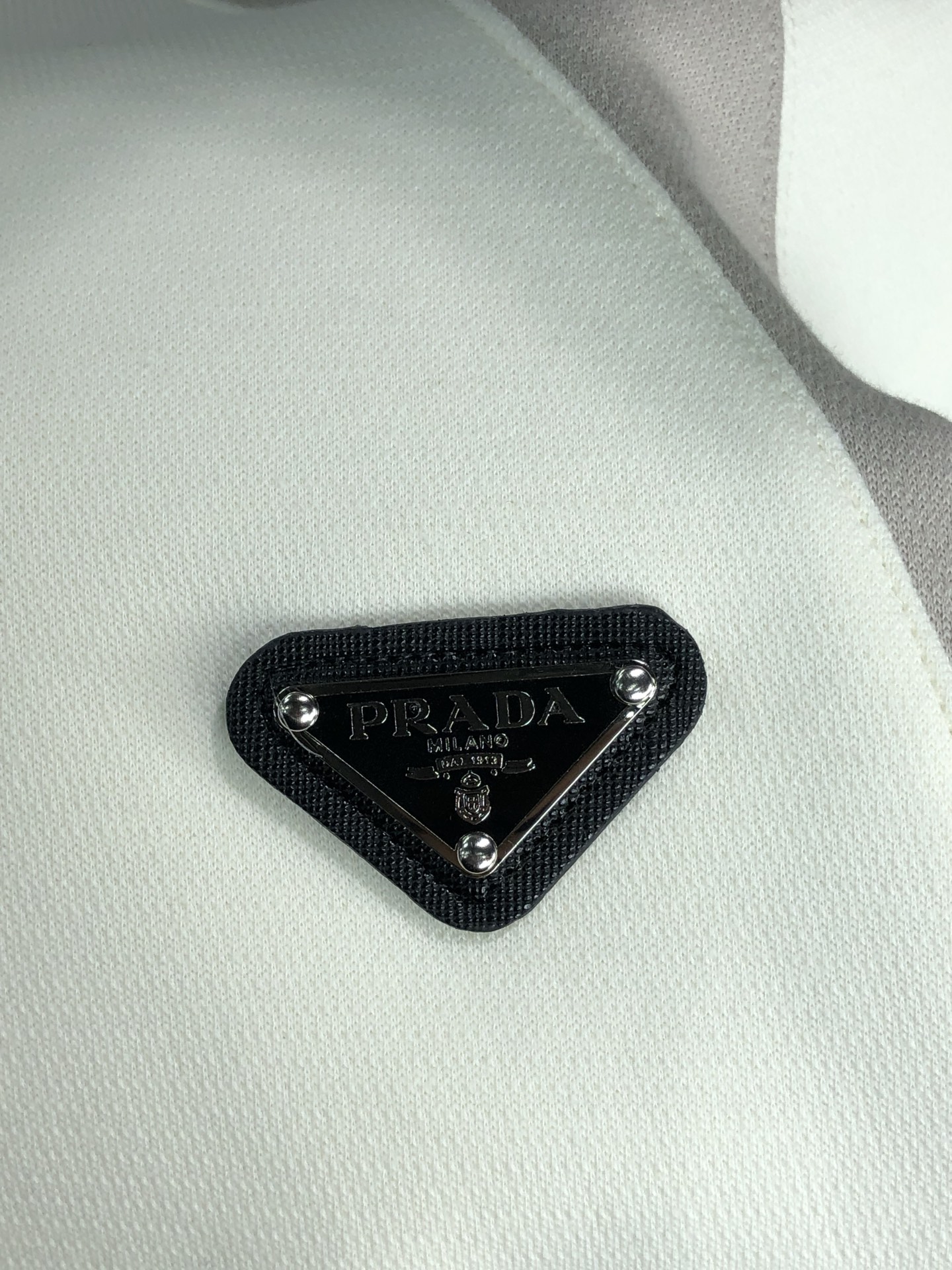 。普拉达。2025秋冬新款字母logo针织棉卫衣T恤 渠道精品！都市系列产物，奢华程度满分的字母logo