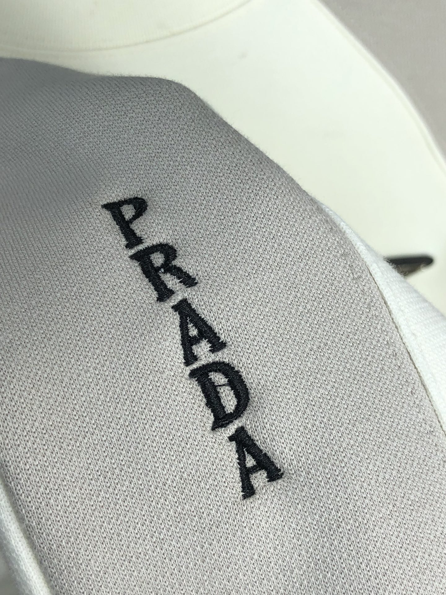 。普拉达。2025秋冬新款字母logo针织棉卫衣T恤 渠道精品！都市系列产物，奢华程度满分的字母logo