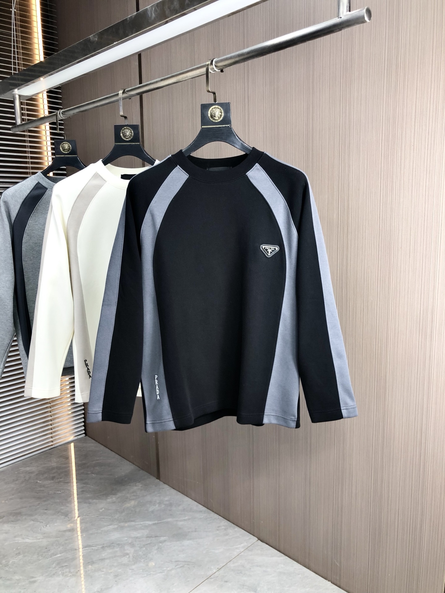 NO:522580,.Prada. 2025 autumn and winter new letter logo knitted cotton sweatshirt T-shirt channel quality!  Urban series products, created with full luxury letter logo elements, high-end temperament and top style, a single item with a very tone and charm!  Original custom imported double-sided water-soluble cotton fabric, comfortable to touch, embroidered letter design effect is quite exquisite, fashionable, classic and versatile!  Size M—XXXL.m wear 175/130 catties, prada, hoodie, sweatshirts,tees, t-shirt,alexander wang19860909.普拉达.2025秋冬新款字母logo针织棉卫衣T恤 渠道精品！都市系列产物,奢华程度满分的字母logo元素打造,高端气质型必入的极品款式,一款极具腔调感与魅力的单品！ 原版定制进口双面水溶棉面料,手感舒适,刺绣字母设计效果相当精致,时尚经典百搭！ 尺码M—XXXL.m穿175/130斤,,prada,hoodie,sweatshirts,tees，t-shirt,alexander wang,Men's clothing