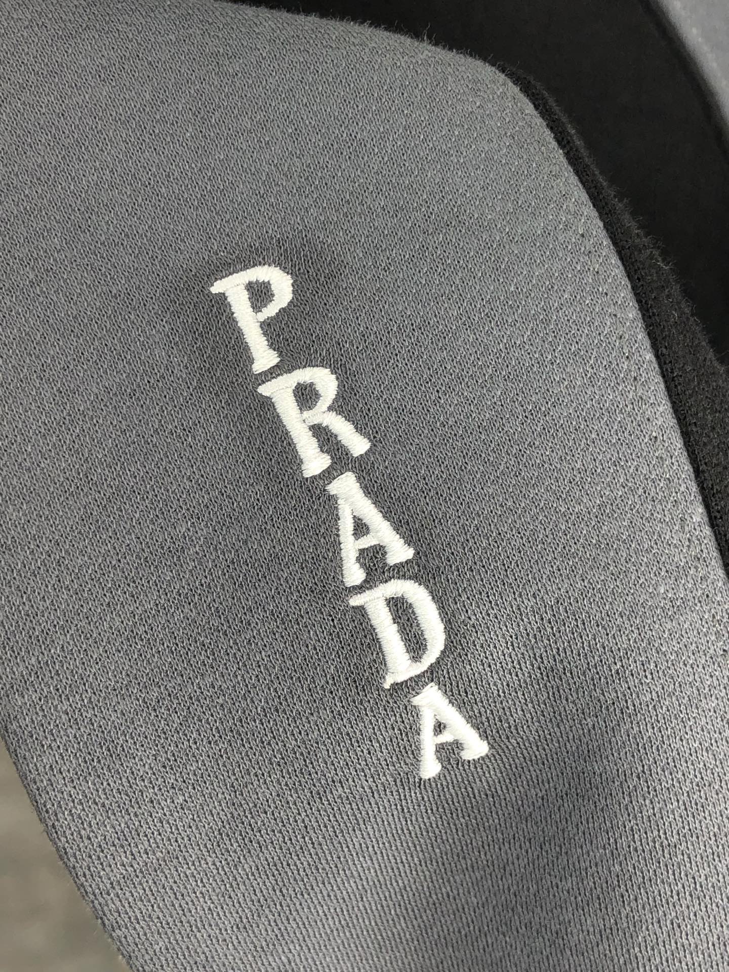 。普拉达。2025秋冬新款字母logo针织棉卫衣T恤 渠道精品！都市系列产物，奢华程度满分的字母logo