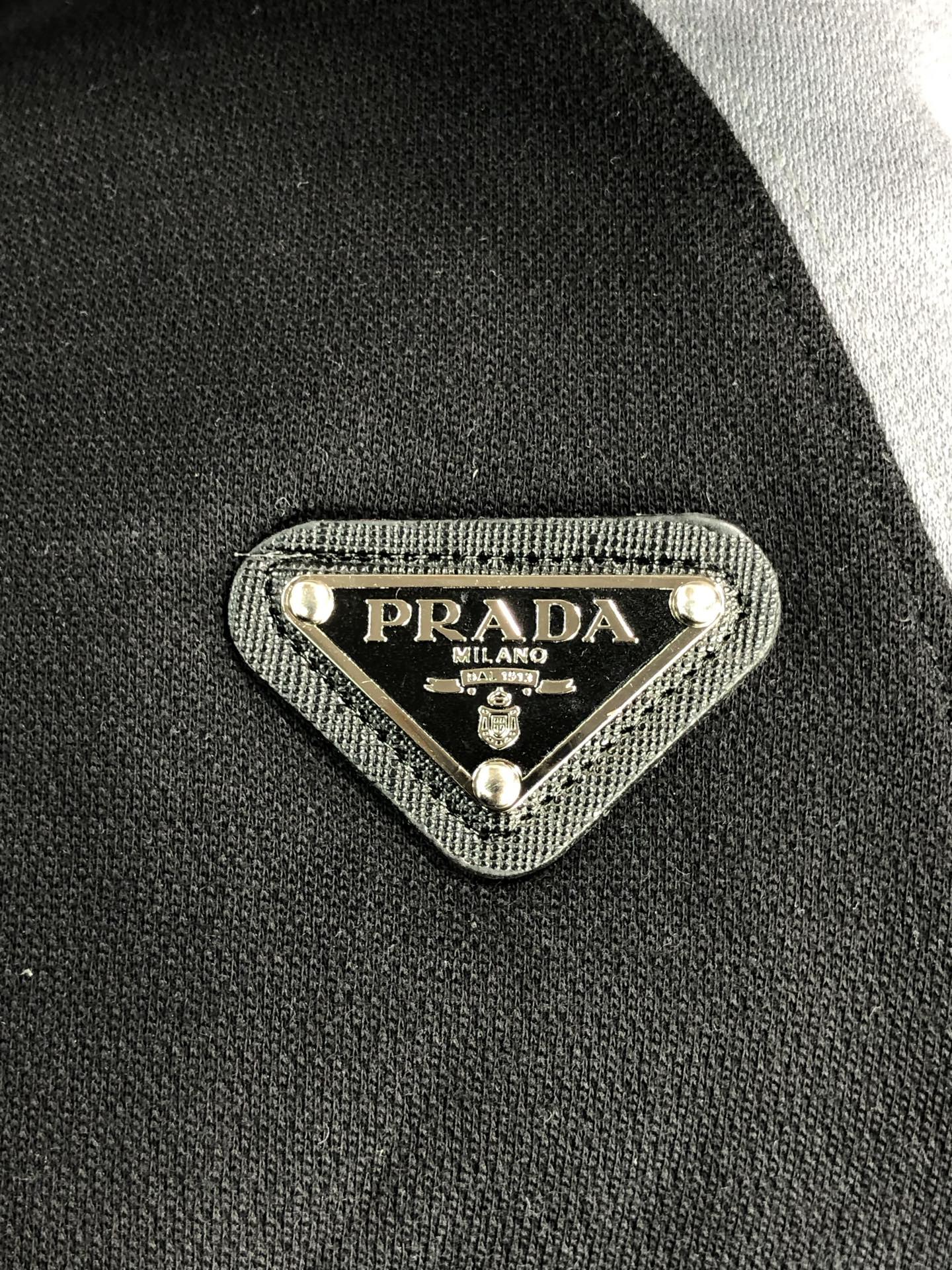 。普拉达。2025秋冬新款字母logo针织棉卫衣T恤 渠道精品！都市系列产物，奢华程度满分的字母logo