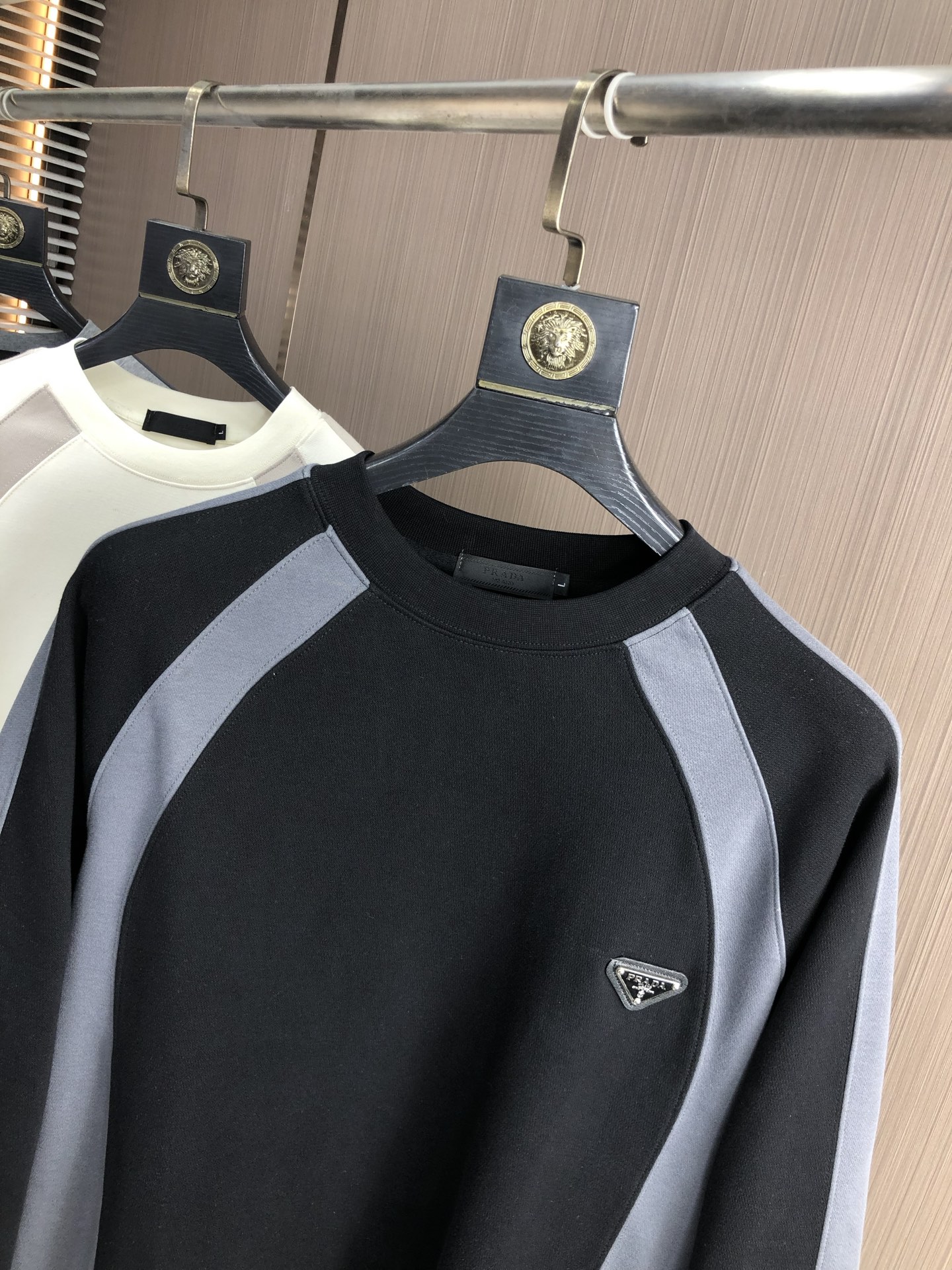 。普拉达。2025秋冬新款字母logo针织棉卫衣T恤 渠道精品！都市系列产物，奢华程度满分的字母logo