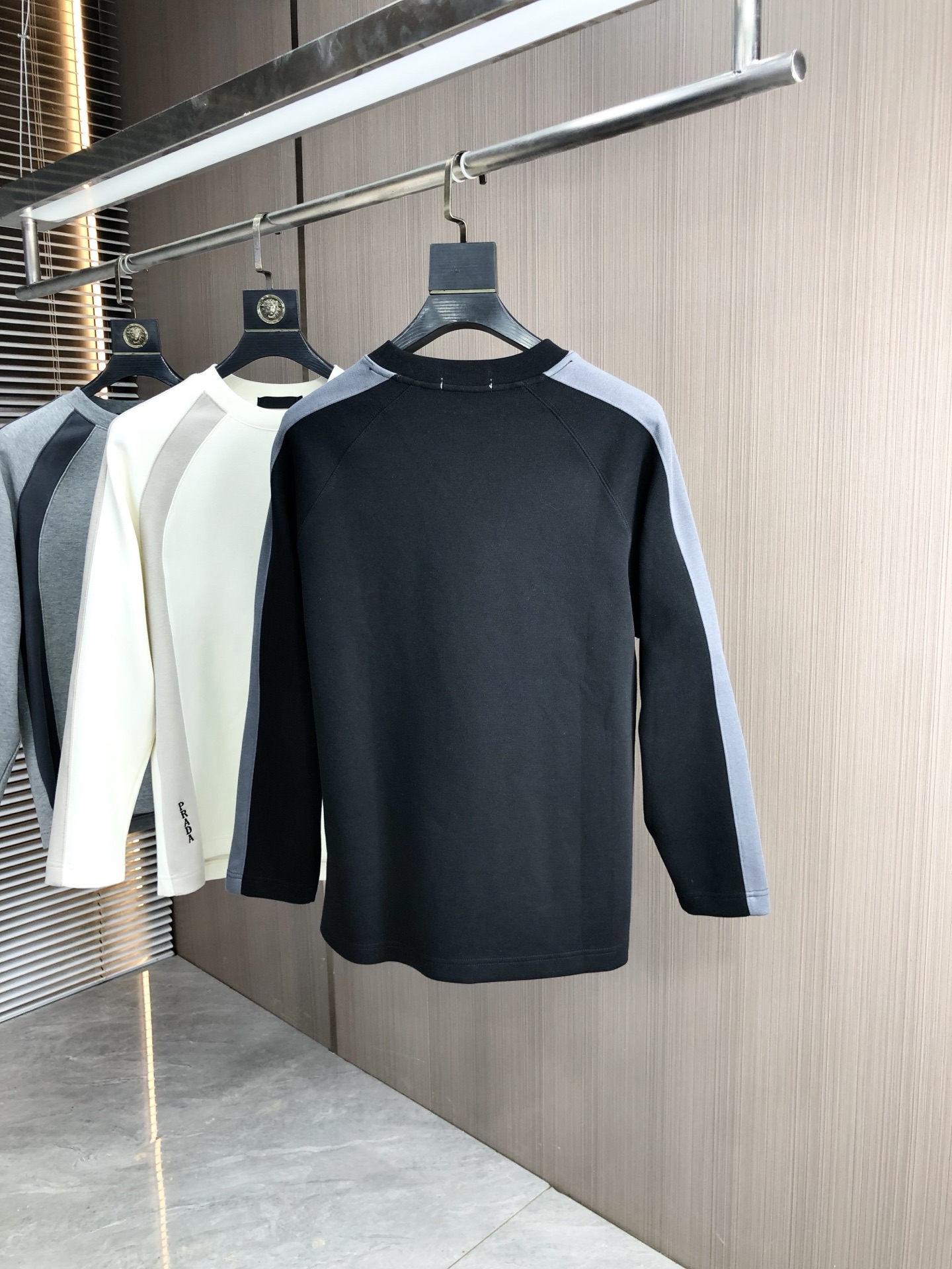 。普拉达。2025秋冬新款字母logo针织棉卫衣T恤 渠道精品！都市系列产物，奢华程度满分的字母logo