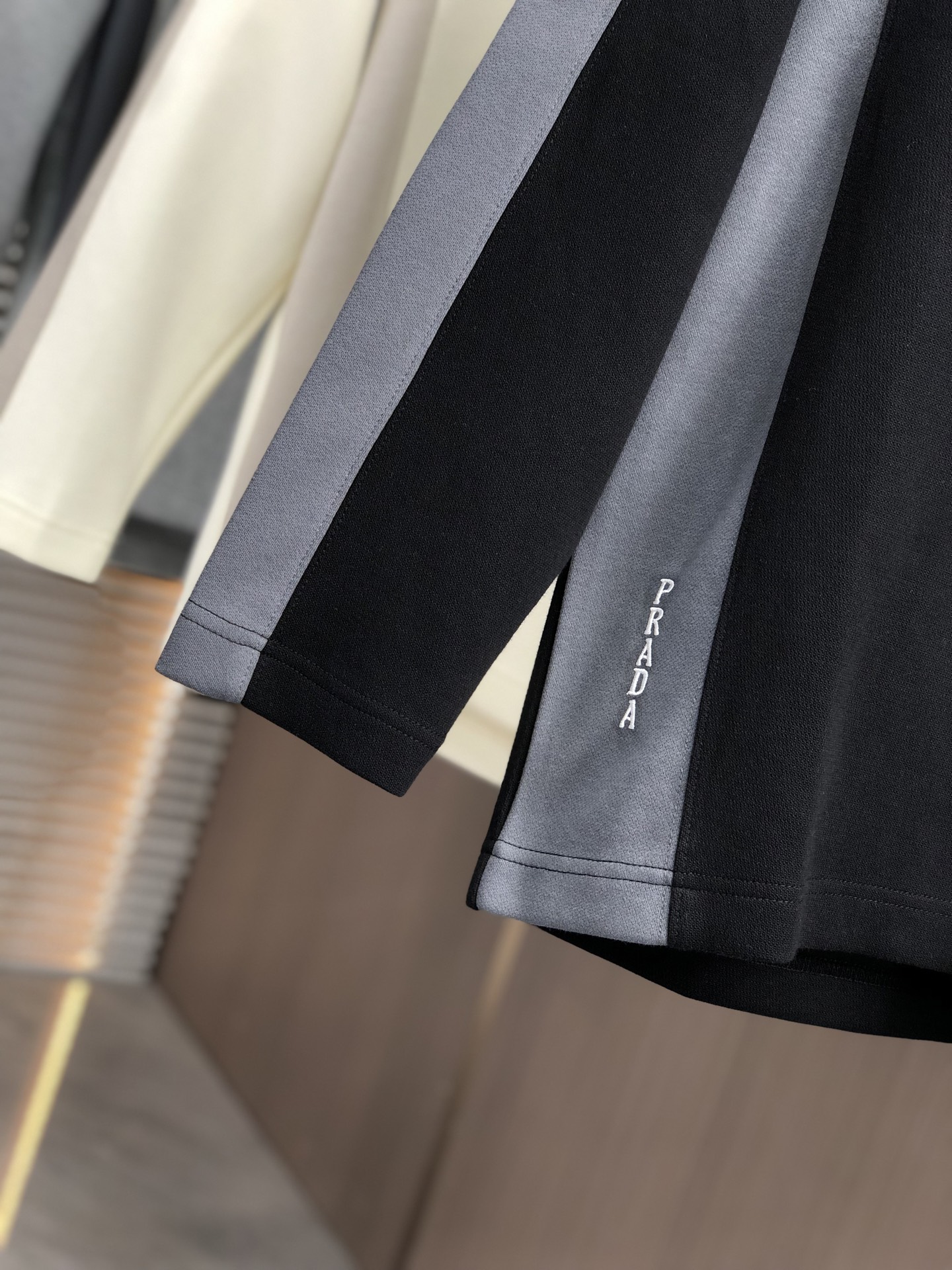 。普拉达。2025秋冬新款字母logo针织棉卫衣T恤 渠道精品！都市系列产物，奢华程度满分的字母logo