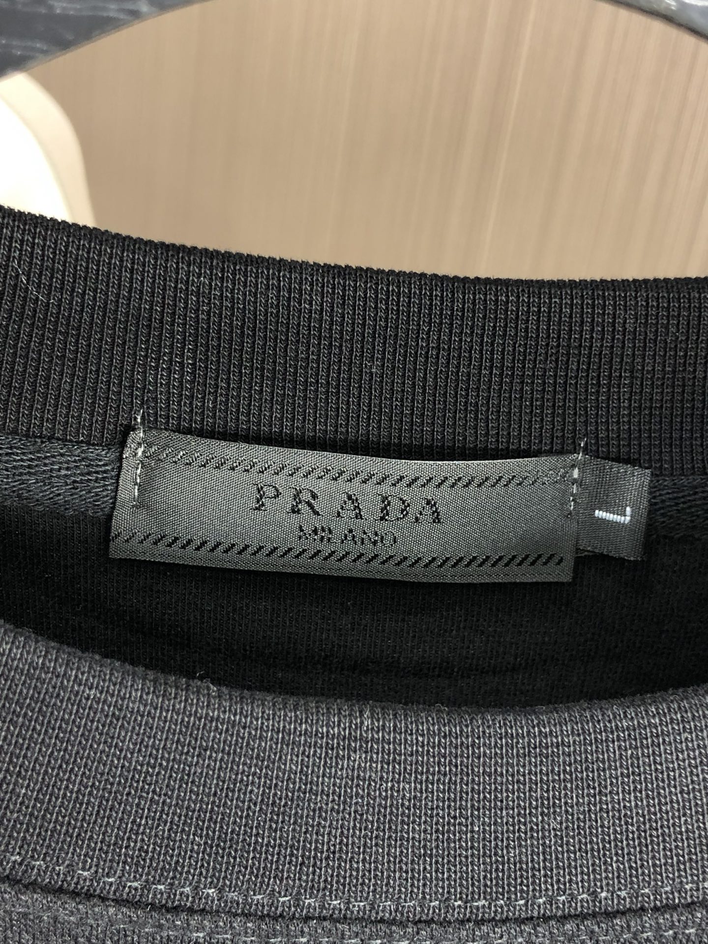 。普拉达。2025秋冬新款字母logo针织棉卫衣T恤 渠道精品！都市系列产物，奢华程度满分的字母logo