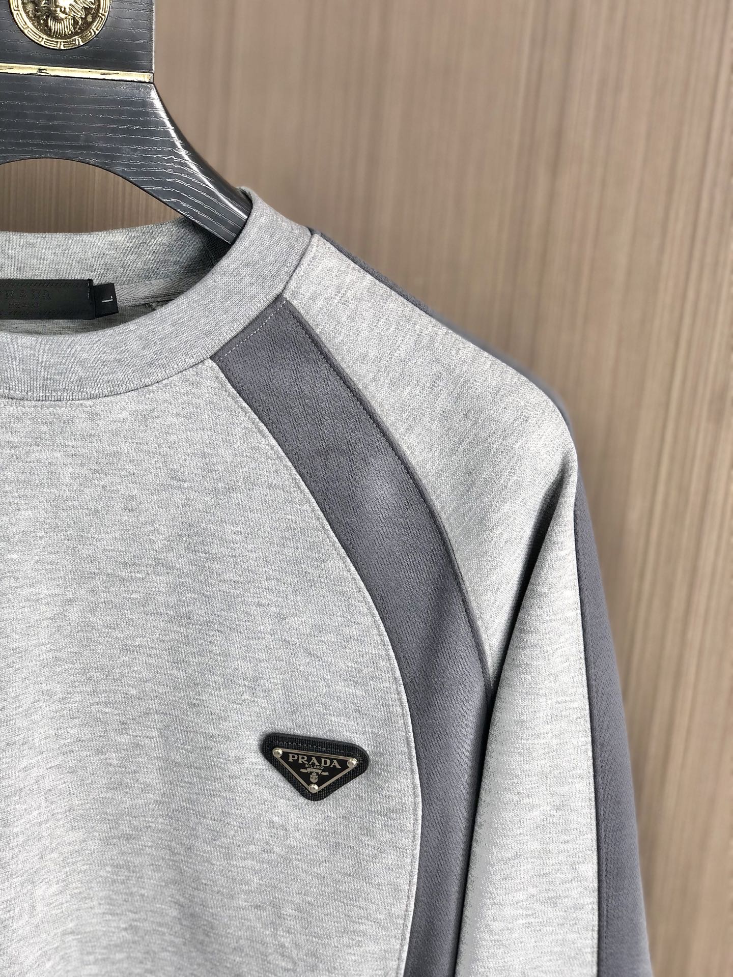 。普拉达。2025秋冬新款字母logo针织棉卫衣T恤 渠道精品！都市系列产物，奢华程度满分的字母logo
