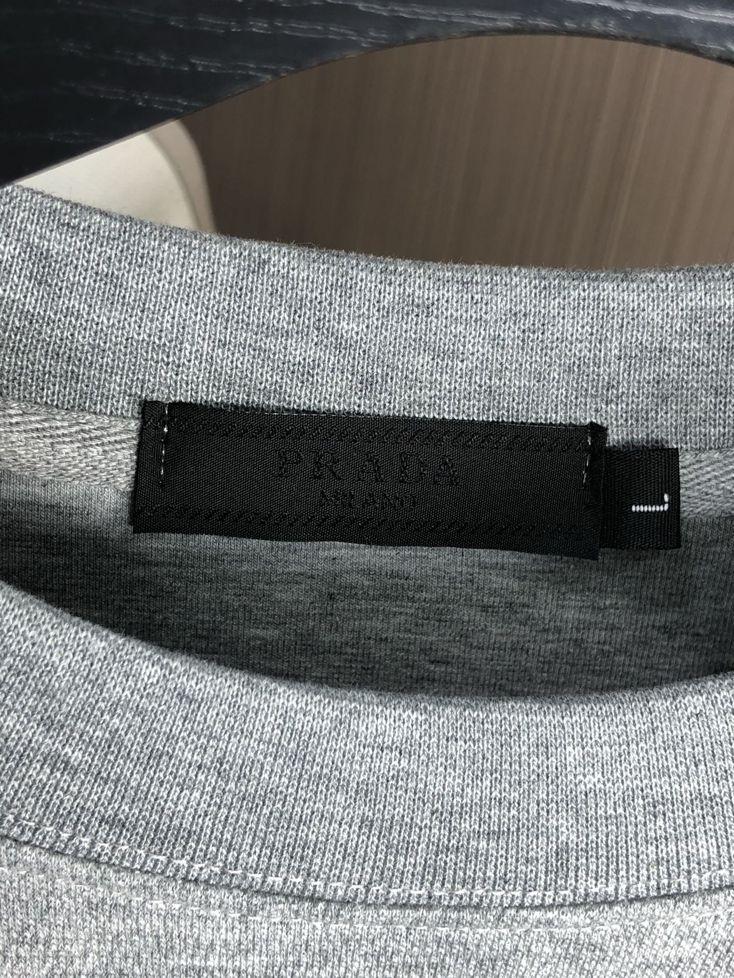 。普拉达。2025秋冬新款字母logo针织棉卫衣T恤 渠道精品！都市系列产物，奢华程度满分的字母logo