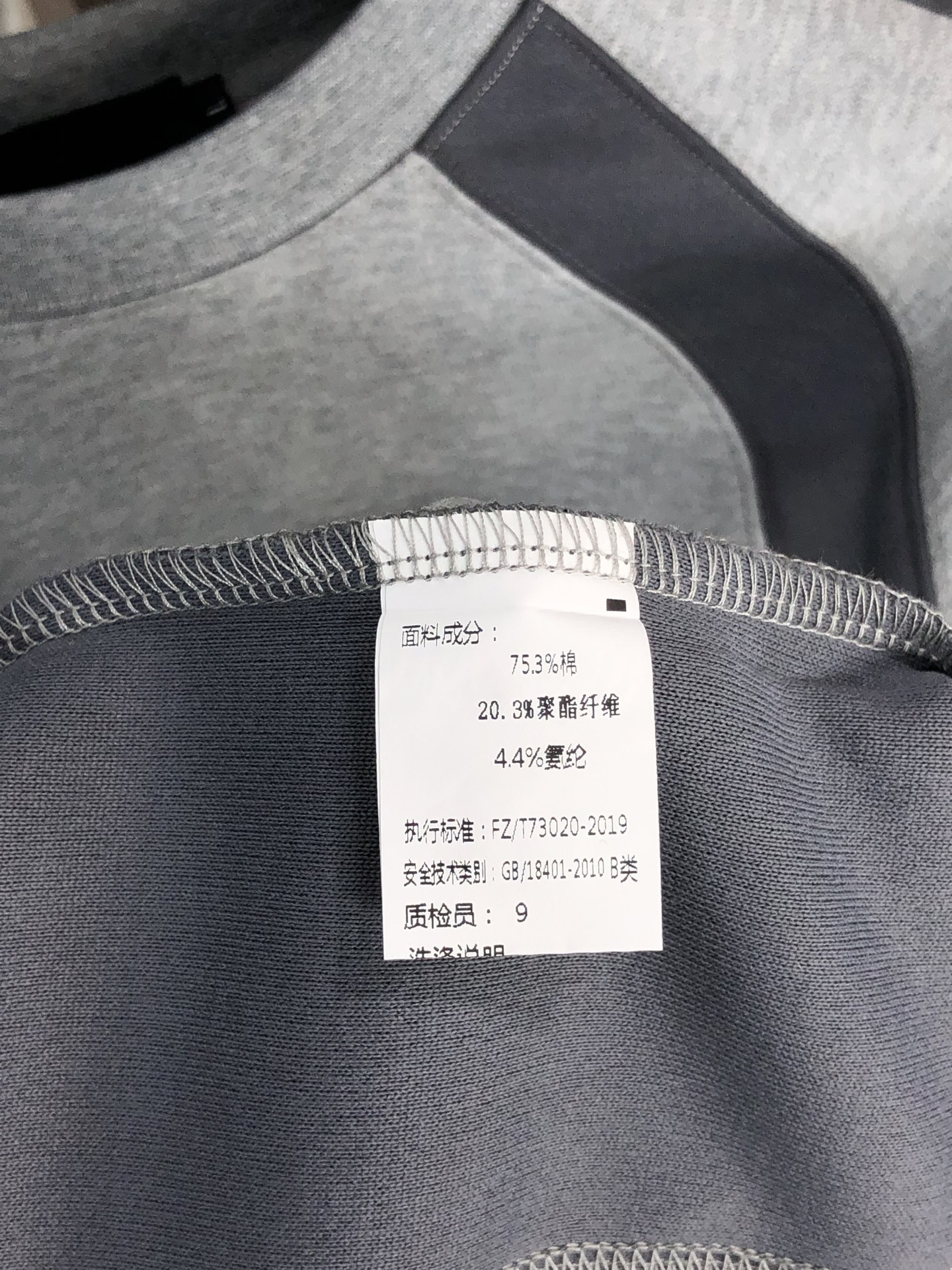 。普拉达。2025秋冬新款字母logo针织棉卫衣T恤 渠道精品！都市系列产物，奢华程度满分的字母logo