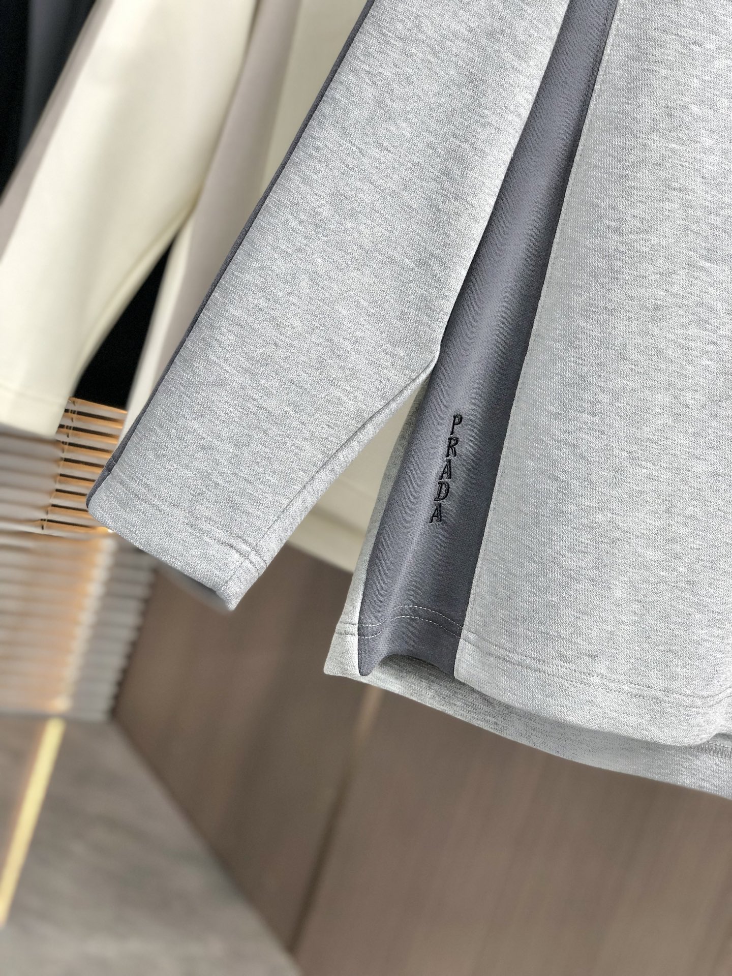 。普拉达。2025秋冬新款字母logo针织棉卫衣T恤 渠道精品！都市系列产物，奢华程度满分的字母logo