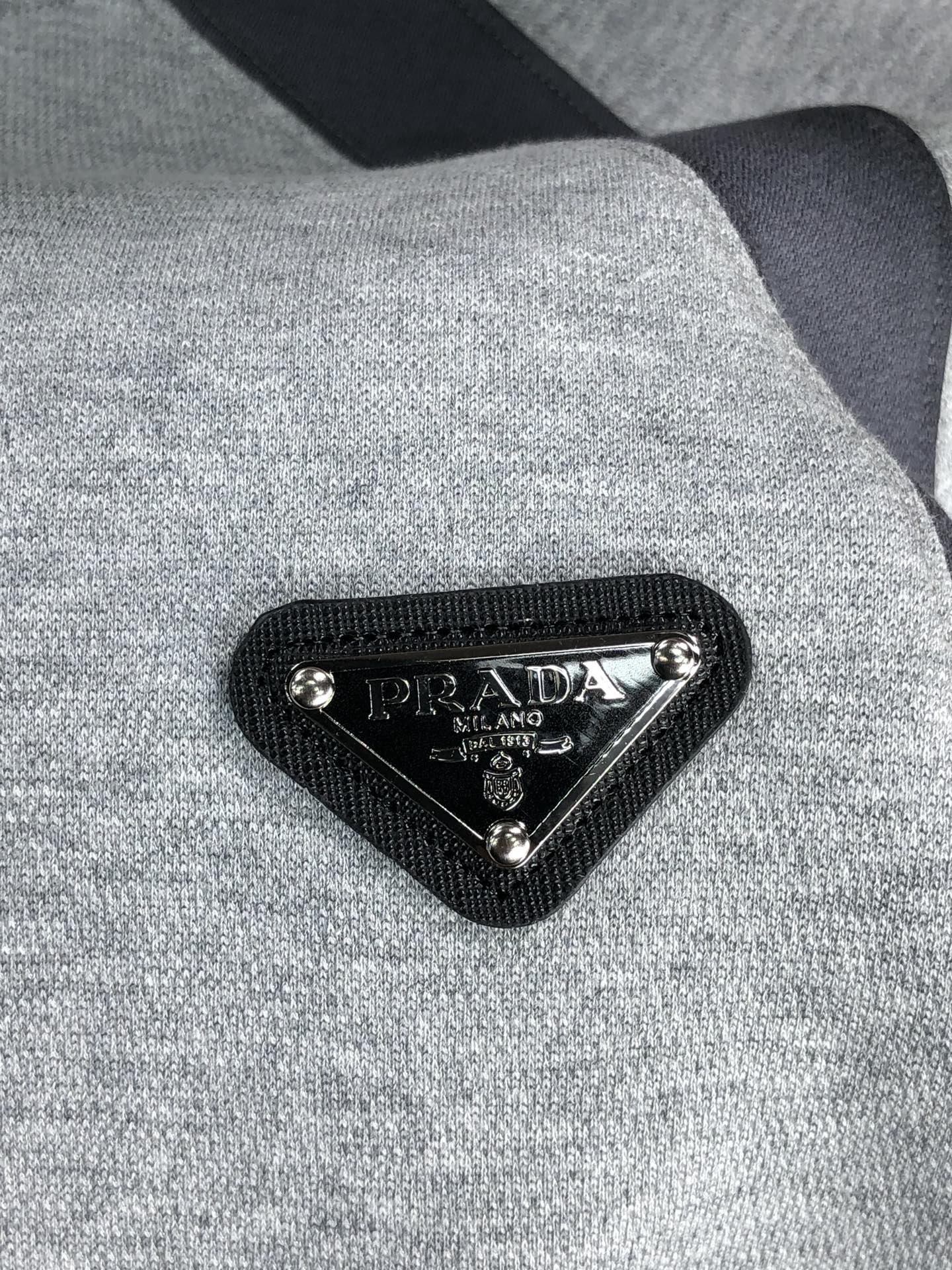 。普拉达。2025秋冬新款字母logo针织棉卫衣T恤 渠道精品！都市系列产物，奢华程度满分的字母logo