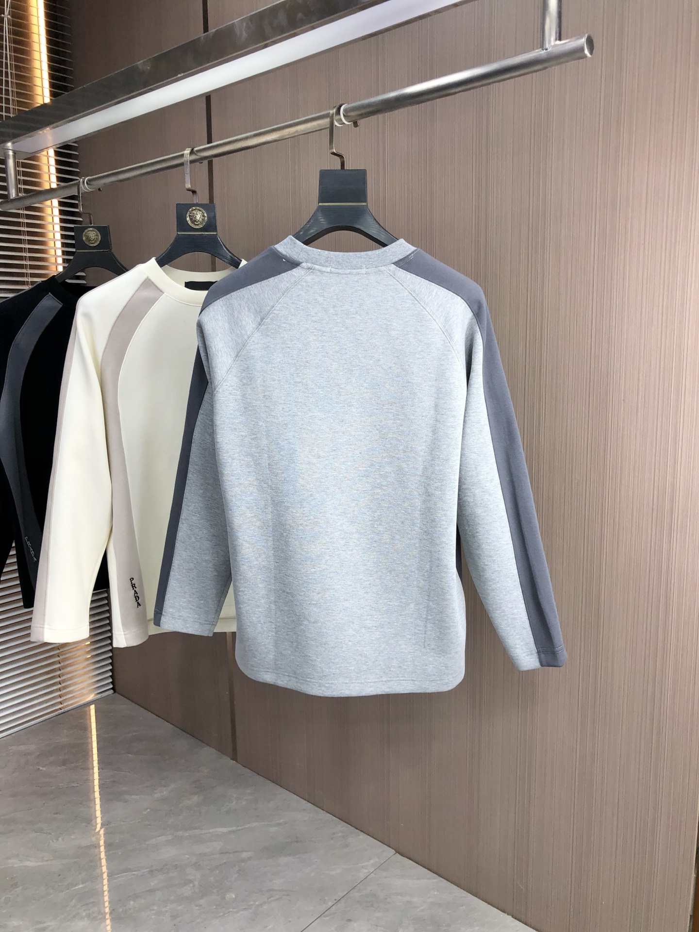 。普拉达。2025秋冬新款字母logo针织棉卫衣T恤 渠道精品！都市系列产物，奢华程度满分的字母logo