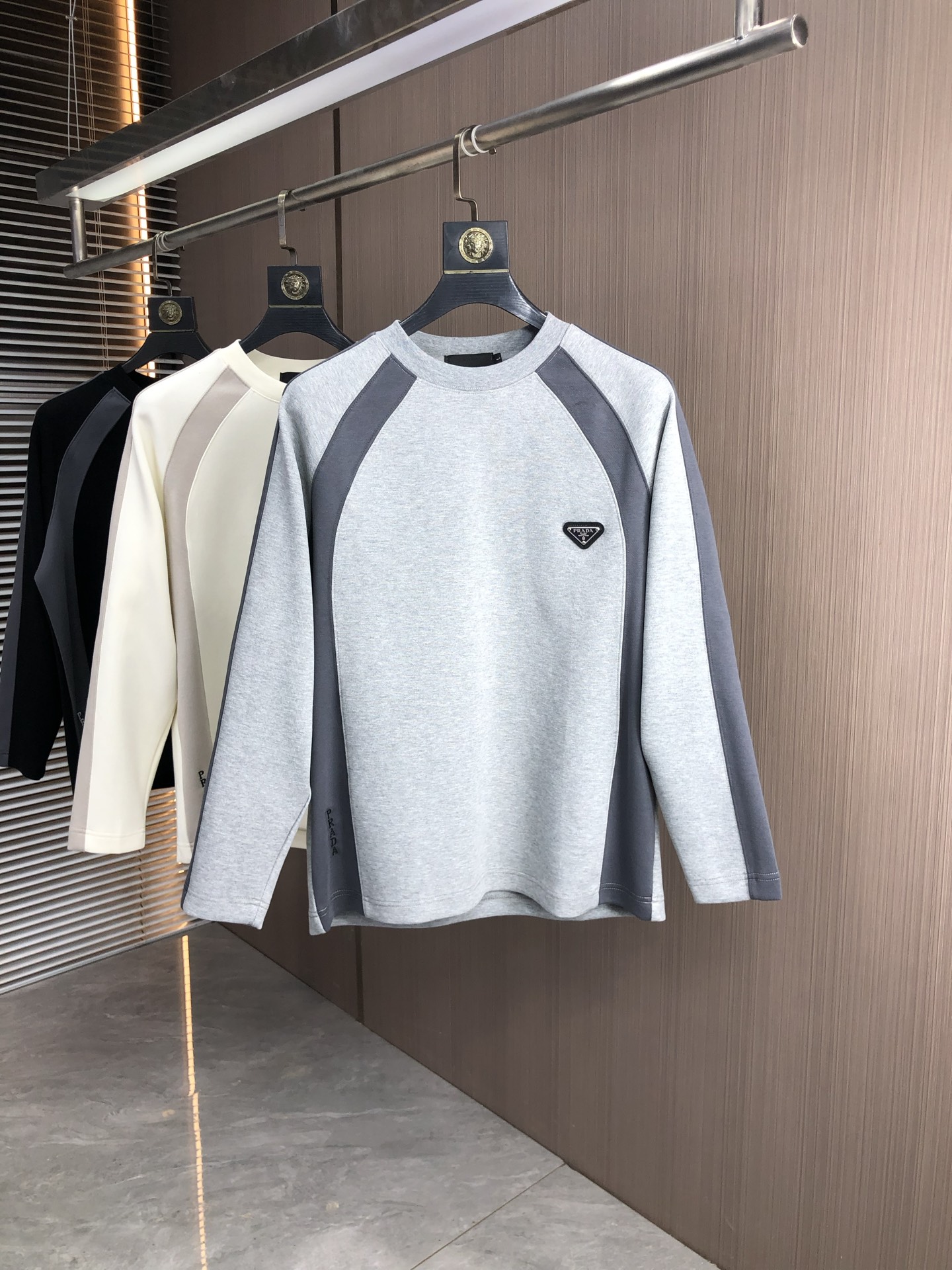 。普拉达。2025秋冬新款字母logo针织棉卫衣T恤 渠道精品！都市系列产物，奢华程度满分的字母logo