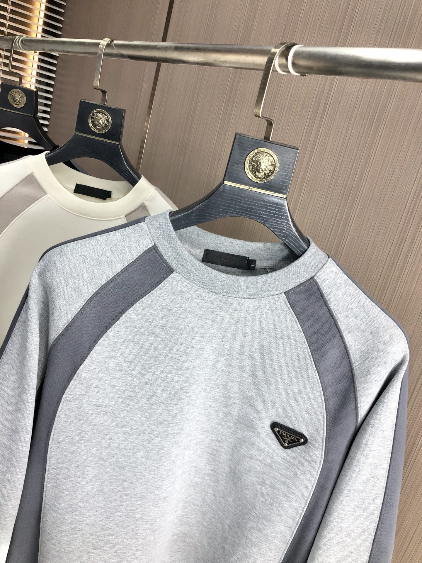 。普拉达。2025秋冬新款字母logo针织棉卫衣T恤 渠道精品！都市系列产物，奢华程度满分的字母logo