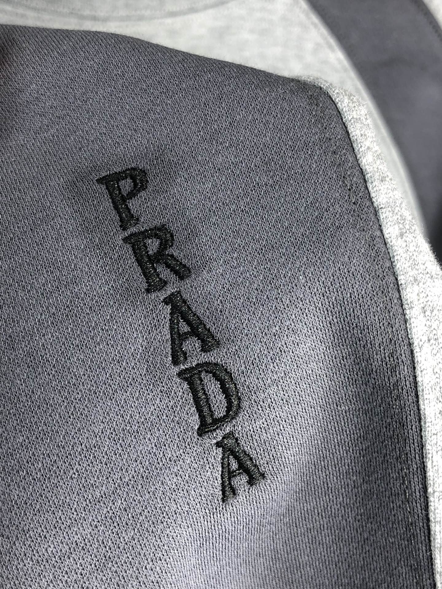 。普拉达。2025秋冬新款字母logo针织棉卫衣T恤 渠道精品！都市系列产物，奢华程度满分的字母logo