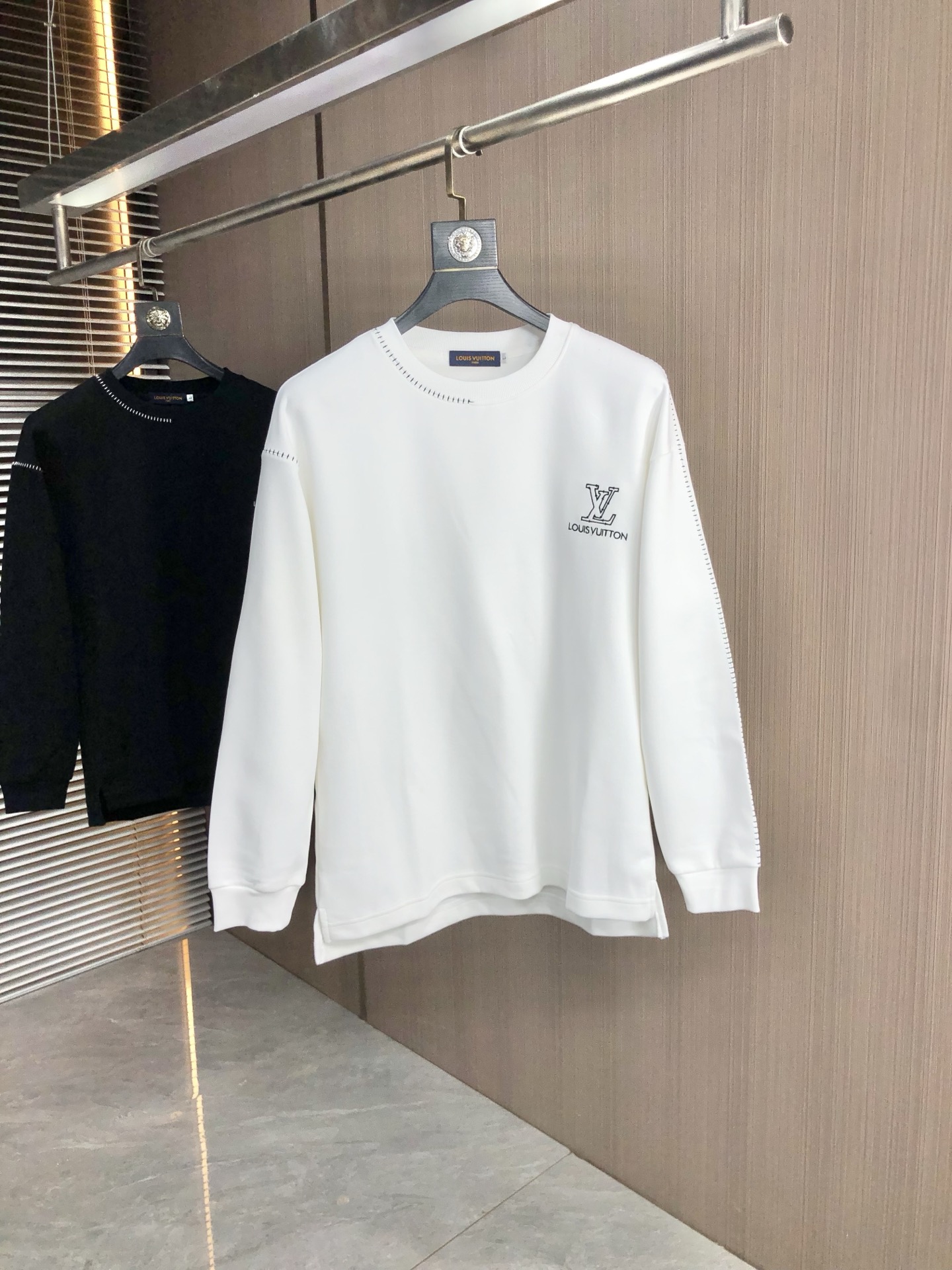 NO:522577,.Lv.2025 autumn and winter new letter logo knitted cotton sweatshirt T-shirt channel quality!  Urban series products, created with full luxury letter logo elements, high-end temperament and top style, a single item with a very tone and charm!  Original custom imported double-sided water-soluble cotton fabric, comfortable to touch, embroidered letter design effect is quite exquisite, fashionable, classic and versatile!  Size M—XXXL.m wear 175/130 catties, louis vuitton, hoodie, sweatshirts, tees, t-shirt, alexander wang19860909.Lv.2025秋冬新款字母logo针织棉卫衣T恤 渠道精品！都市系列产物,奢华程度满分的字母logo元素打造,高端气质型必入的极品款式,一款极具腔调感与魅力的单品！ 原版定制进口双面水溶棉面料,手感舒适,刺绣字母设计效果相当精致,时尚经典百搭！ 尺码M—XXXL.m穿175/130斤,,louis vuitton,hoodie,sweatshirts,tees，t-shirt,alexander wang,Men's clothing