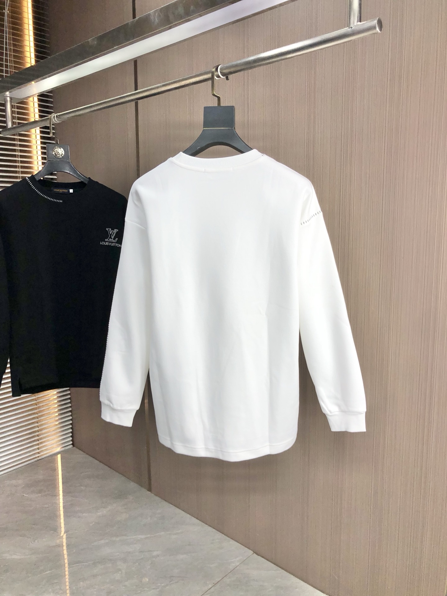 。Lv。2025秋冬新款字母logo针织棉卫衣T恤 渠道精品！都市系列产物，奢华程度满分的字母logo元