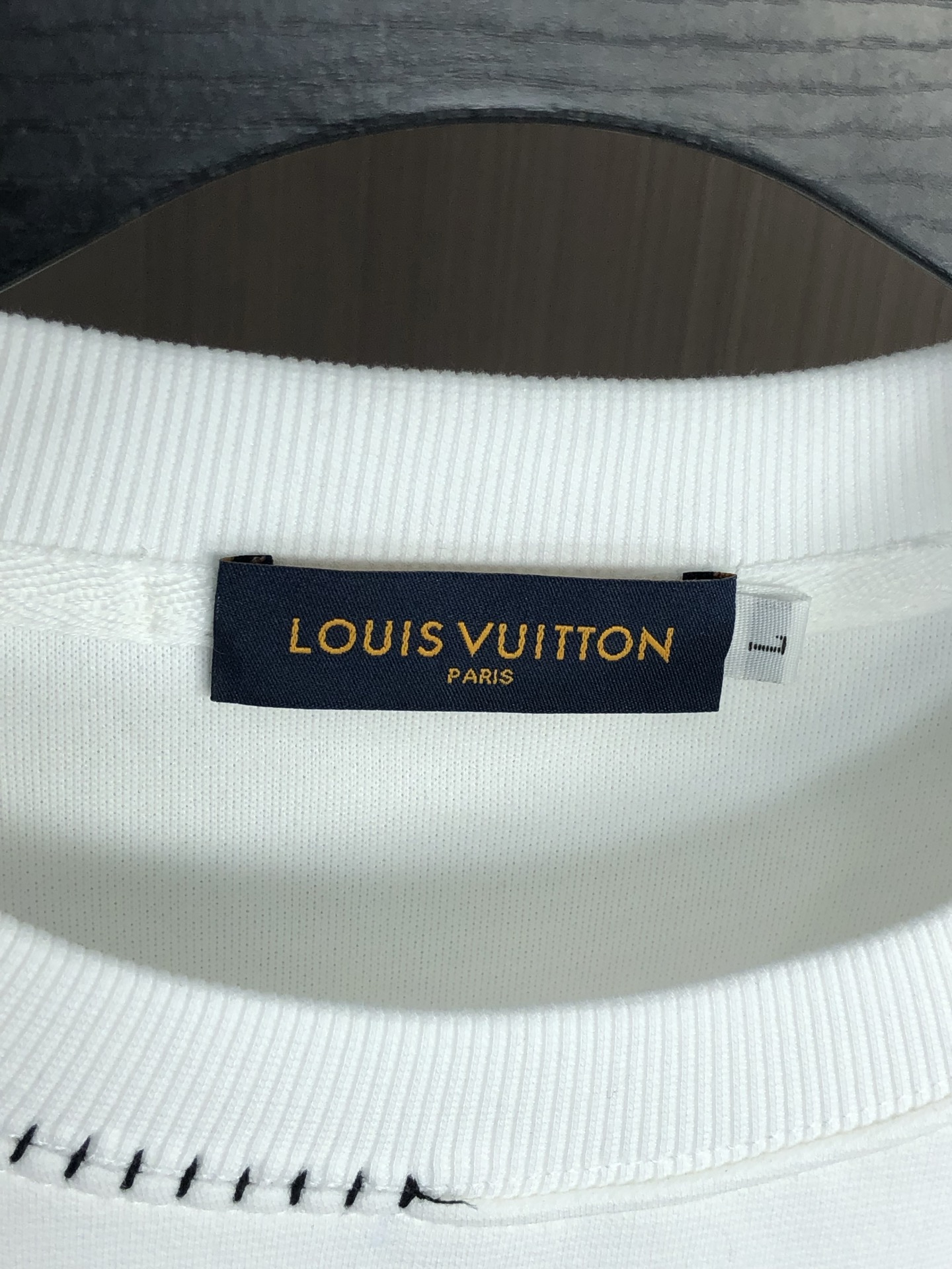 。Lv。2025秋冬新款字母logo针织棉卫衣T恤 渠道精品！都市系列产物，奢华程度满分的字母logo元