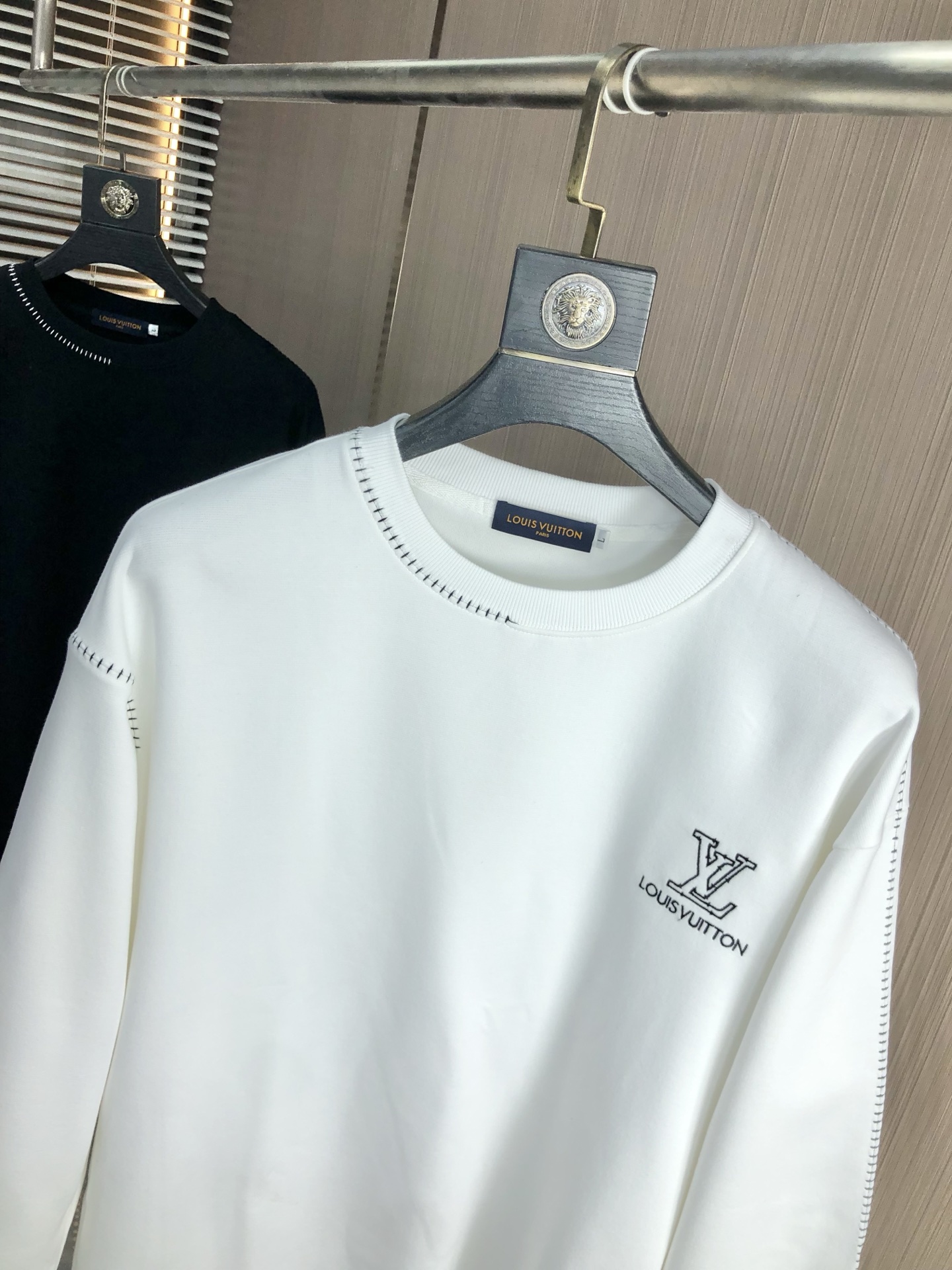 。Lv。2025秋冬新款字母logo针织棉卫衣T恤 渠道精品！都市系列产物，奢华程度满分的字母logo元