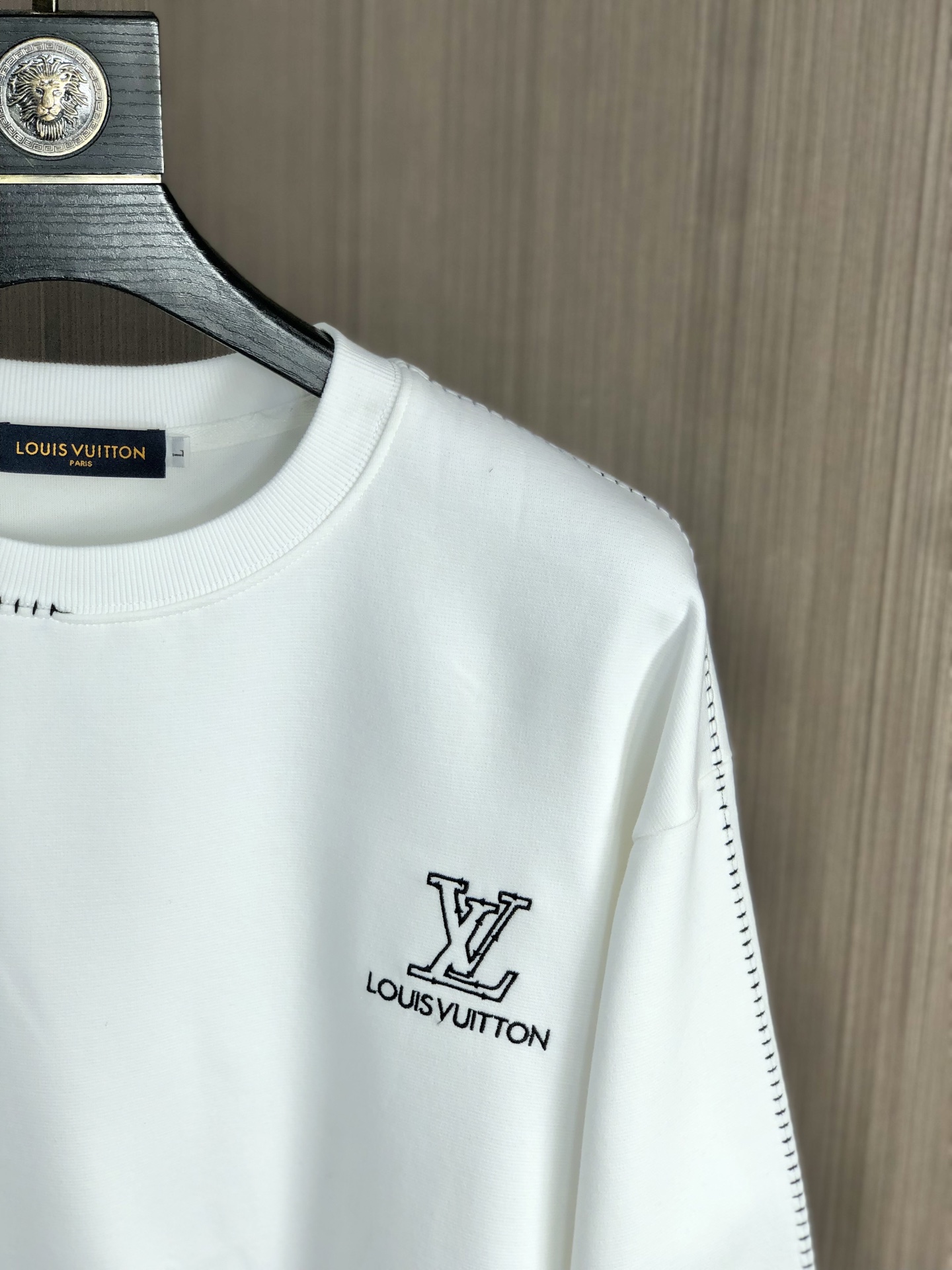 。Lv。2025秋冬新款字母logo针织棉卫衣T恤 渠道精品！都市系列产物，奢华程度满分的字母logo元