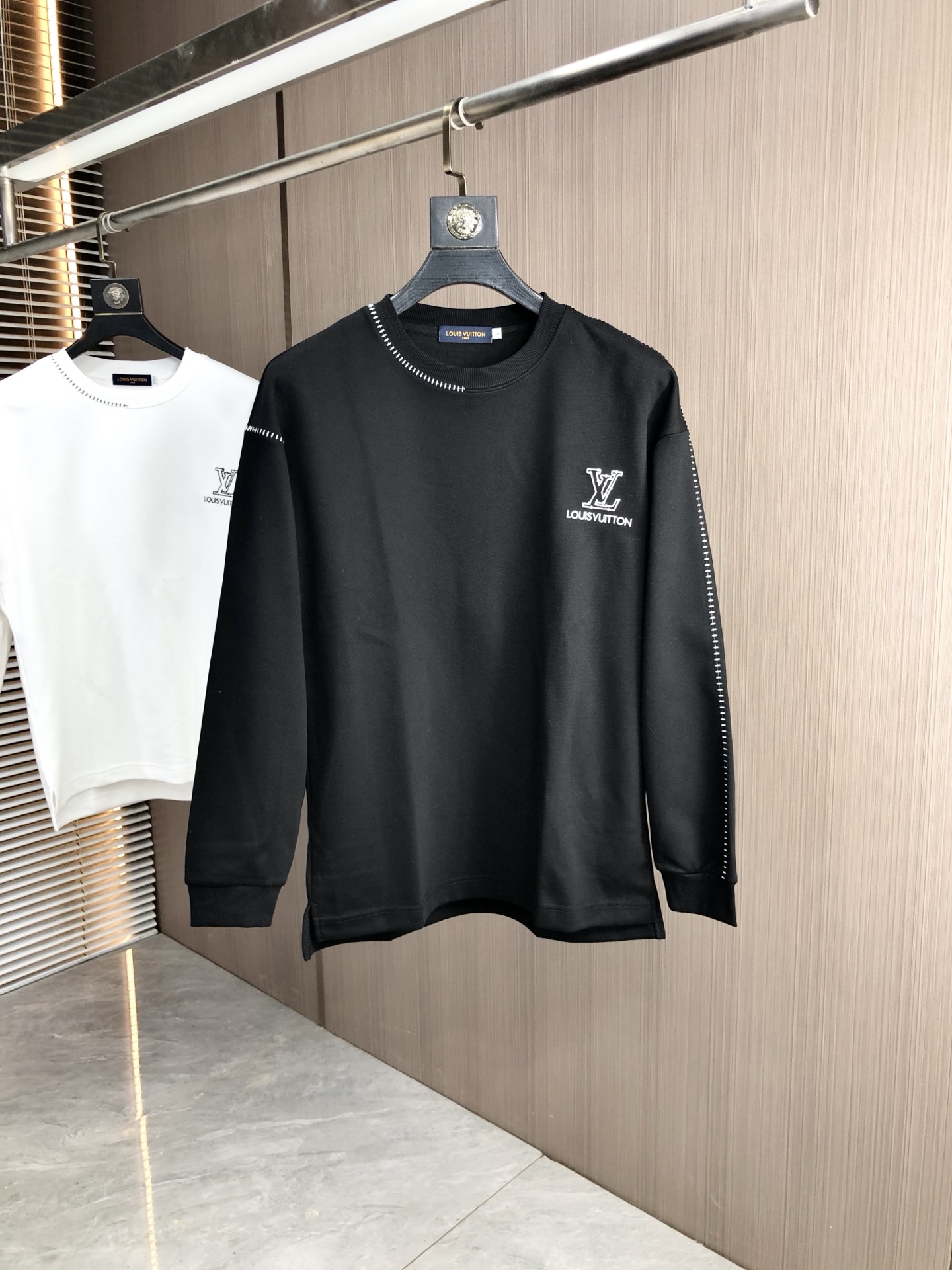 。Lv。2025秋冬新款字母logo针织棉卫衣T恤 渠道精品！都市系列产物，奢华程度满分的字母logo元