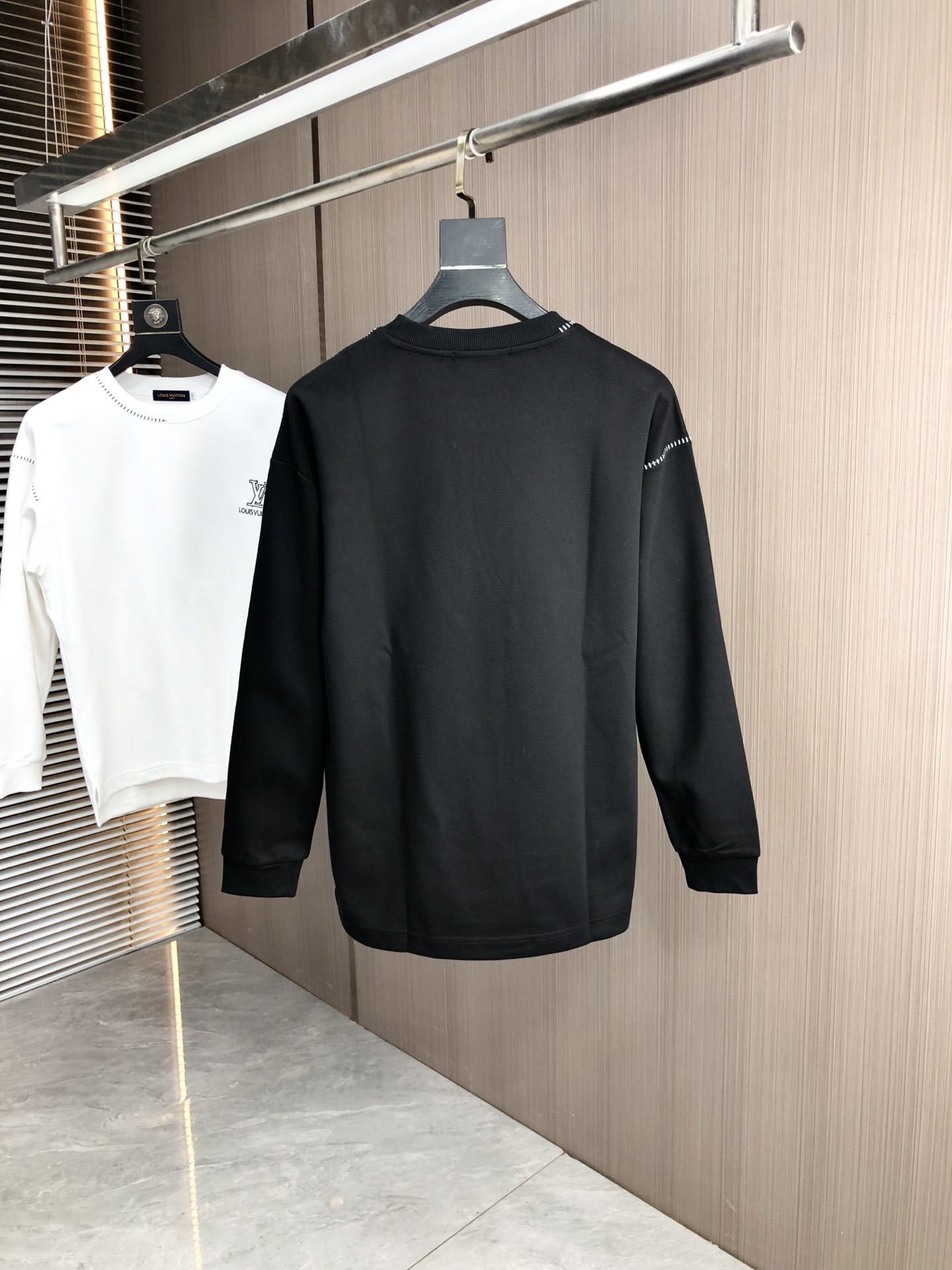 。Lv。2025秋冬新款字母logo针织棉卫衣T恤 渠道精品！都市系列产物，奢华程度满分的字母logo元