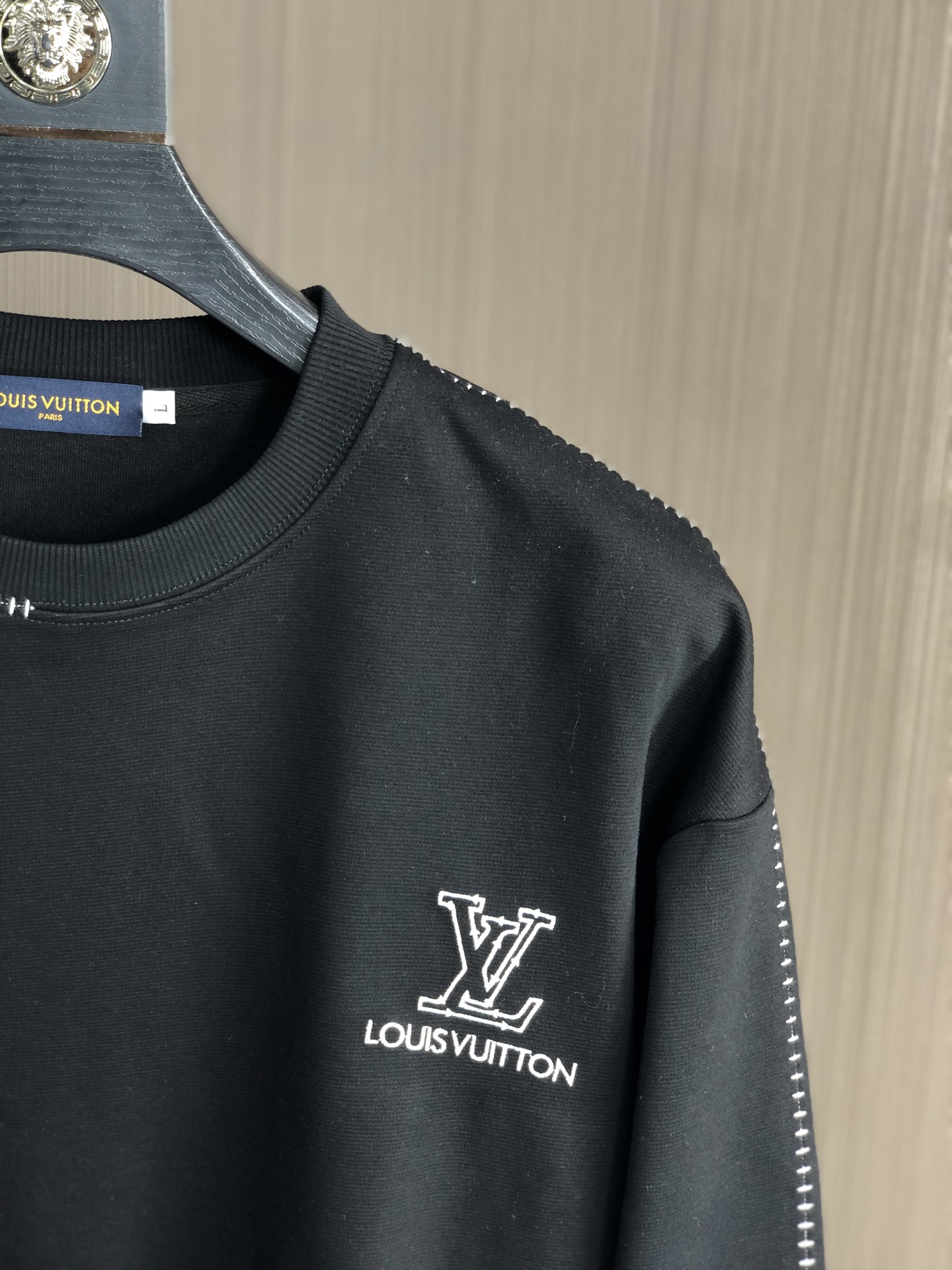。Lv。2025秋冬新款字母logo针织棉卫衣T恤 渠道精品！都市系列产物，奢华程度满分的字母logo元