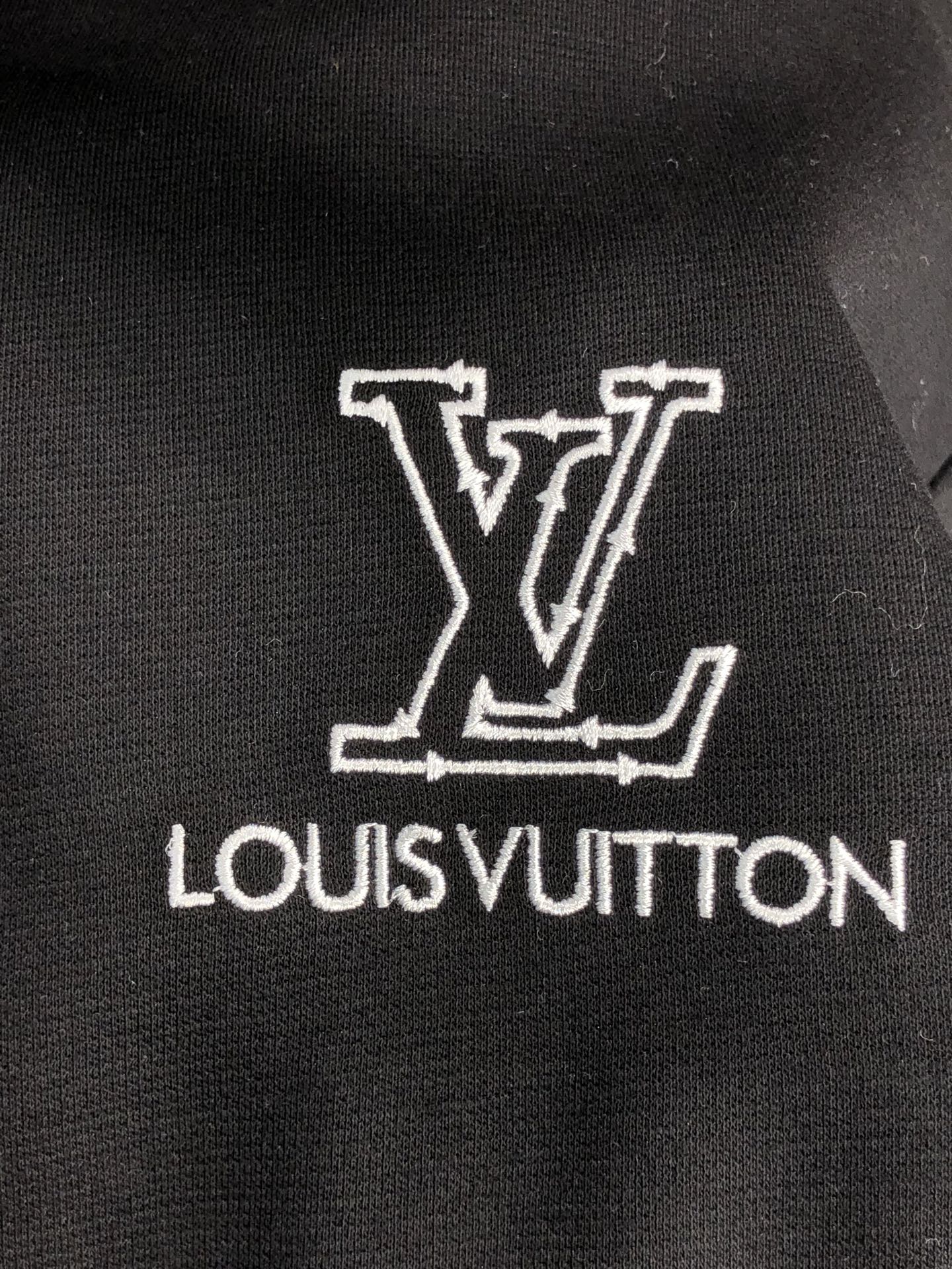 。Lv。2025秋冬新款字母logo针织棉卫衣T恤 渠道精品！都市系列产物，奢华程度满分的字母logo元