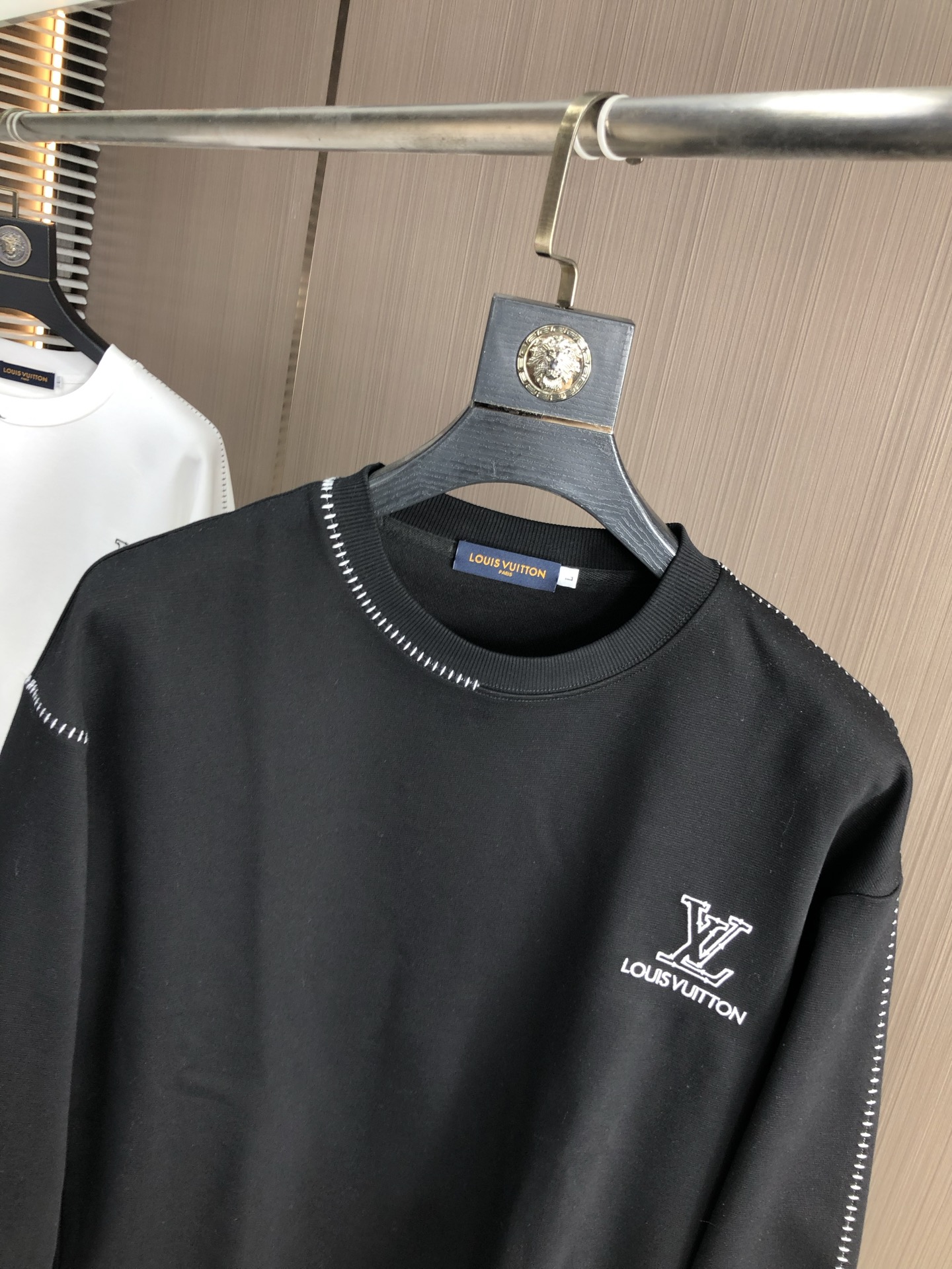 。Lv。2025秋冬新款字母logo针织棉卫衣T恤 渠道精品！都市系列产物，奢华程度满分的字母logo元