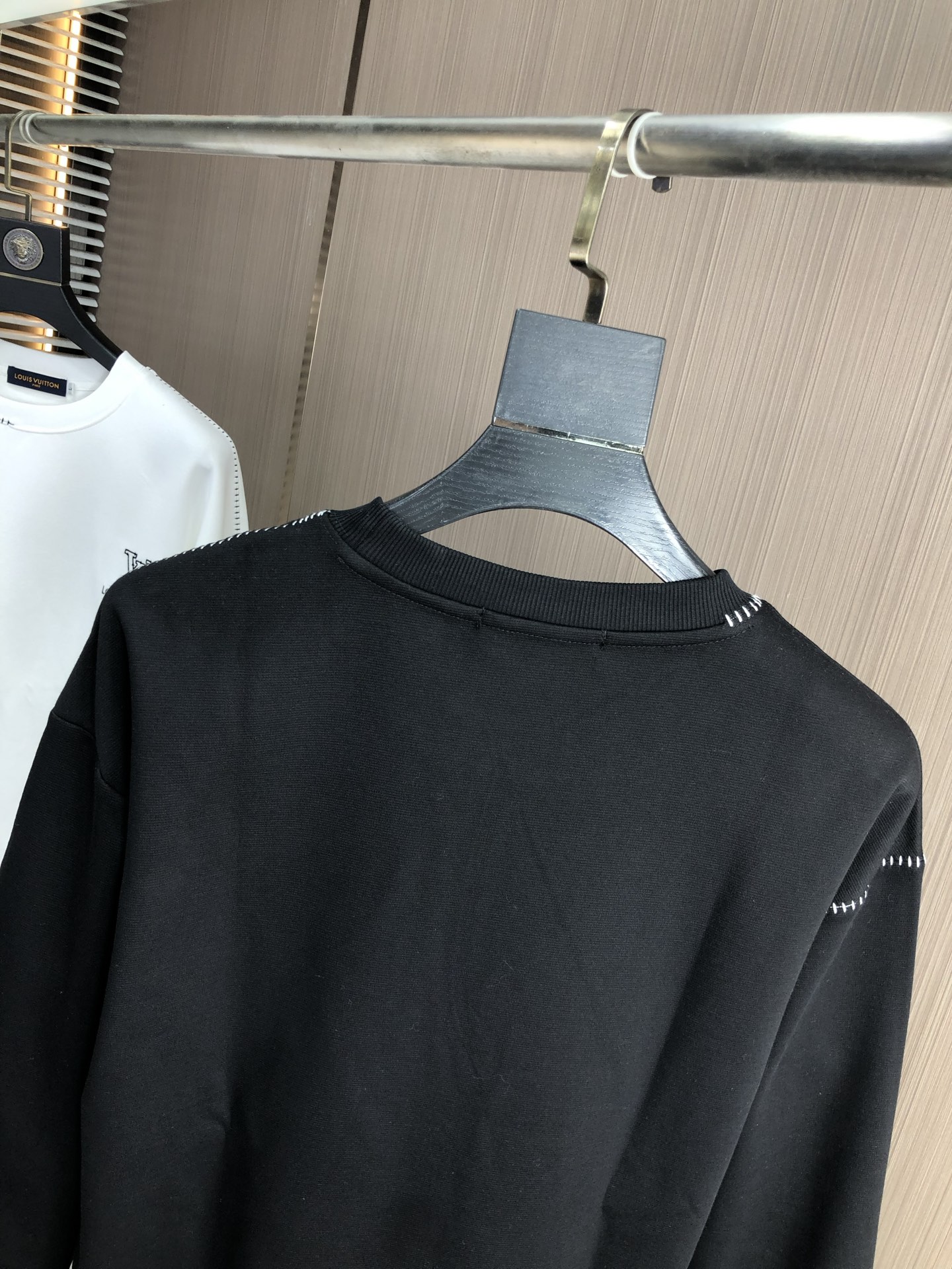 。Lv。2025秋冬新款字母logo针织棉卫衣T恤 渠道精品！都市系列产物，奢华程度满分的字母logo元