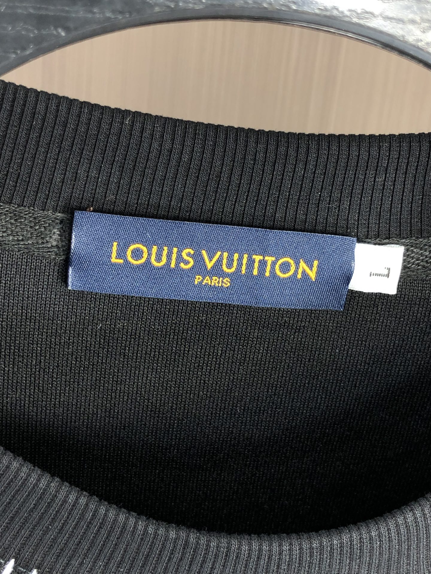 。Lv。2025秋冬新款字母logo针织棉卫衣T恤 渠道精品！都市系列产物，奢华程度满分的字母logo元