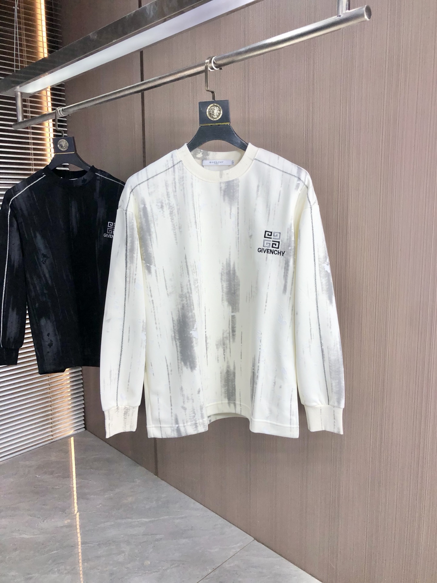 NO:522571,.Givenchy. 2025 autumn and winter new letter logo knitted cotton sweatshirt T-shirt, channel quality!  Urban series products, created with full luxury letter logo elements, high-end temperament and top style, a single item with a very tone and charm!  Original custom imported double-sided water-soluble cotton fabric, comfortable to touch, embroidered letter design effect is quite exquisite, fashionable, classic and versatile!  Size M—XXXL.m wear 175/130 catties, given hoodie, sweatshirts, tees, t-shirt, alexander wang19860909.纪梵希.2025秋冬新款字母logo针织棉卫衣T恤 渠道精品！都市系列产物,奢华程度满分的字母logo元素打造,高端气质型必入的极品款式,一款极具腔调感与魅力的单品！ 原版定制进口双面水溶棉面料,手感舒适,刺绣字母设计效果相当精致,时尚经典百搭！ 尺码M—XXXL.m穿175/130斤,,givenchy,hoodie,sweatshirts,tees，t-shirt,alexander wang,Men's clothing