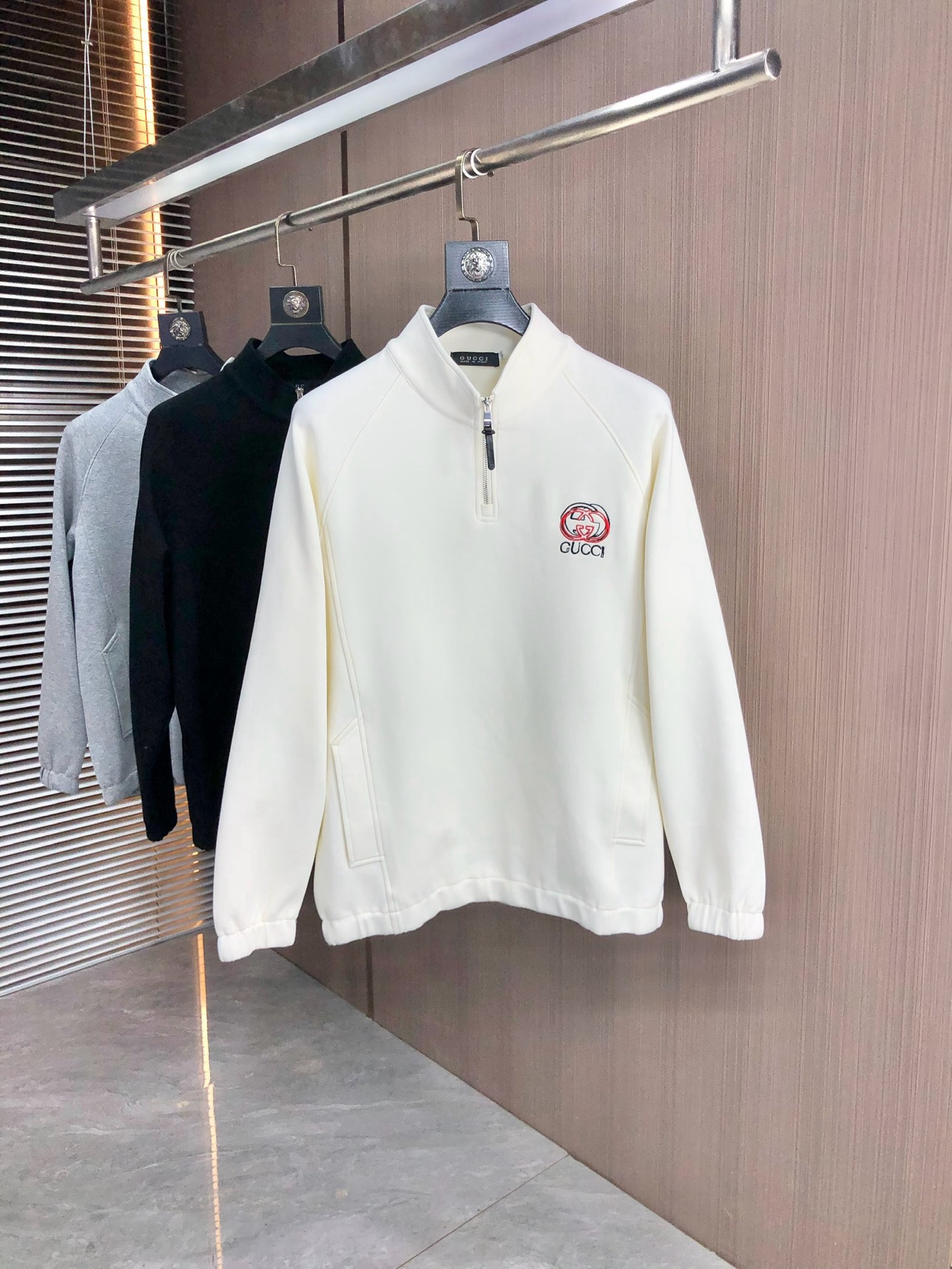 NO:522568,.Gucci.2025 autumn and winter new letter logo knitted cotton sweatshirt T-shirt channel quality!  Urban series products, created with full luxury letter logo elements, high-end temperament and top style, a single item with a very tone and charm!  Original custom imported double-sided water-soluble cotton fabric, comfortable to touch, embroidered letter design effect is quite exquisite, fashionable, classic and versatile!  Size M—XXXL.m wear 175/130 catties, gucci, hoodie, sweatshirts, tees, t-shirt, alexander wang19860909.Gucci.2025秋冬新款字母logo针织棉卫衣T恤 渠道精品！都市系列产物,奢华程度满分的字母logo元素打造,高端气质型必入的极品款式,一款极具腔调感与魅力的单品！ 原版定制进口双面水溶棉面料,手感舒适,刺绣字母设计效果相当精致,时尚经典百搭！ 尺码M—XXXL.m穿175/130斤,,gucci,hoodie,sweatshirts,tees，t-shirt,alexander wang,Men's clothing