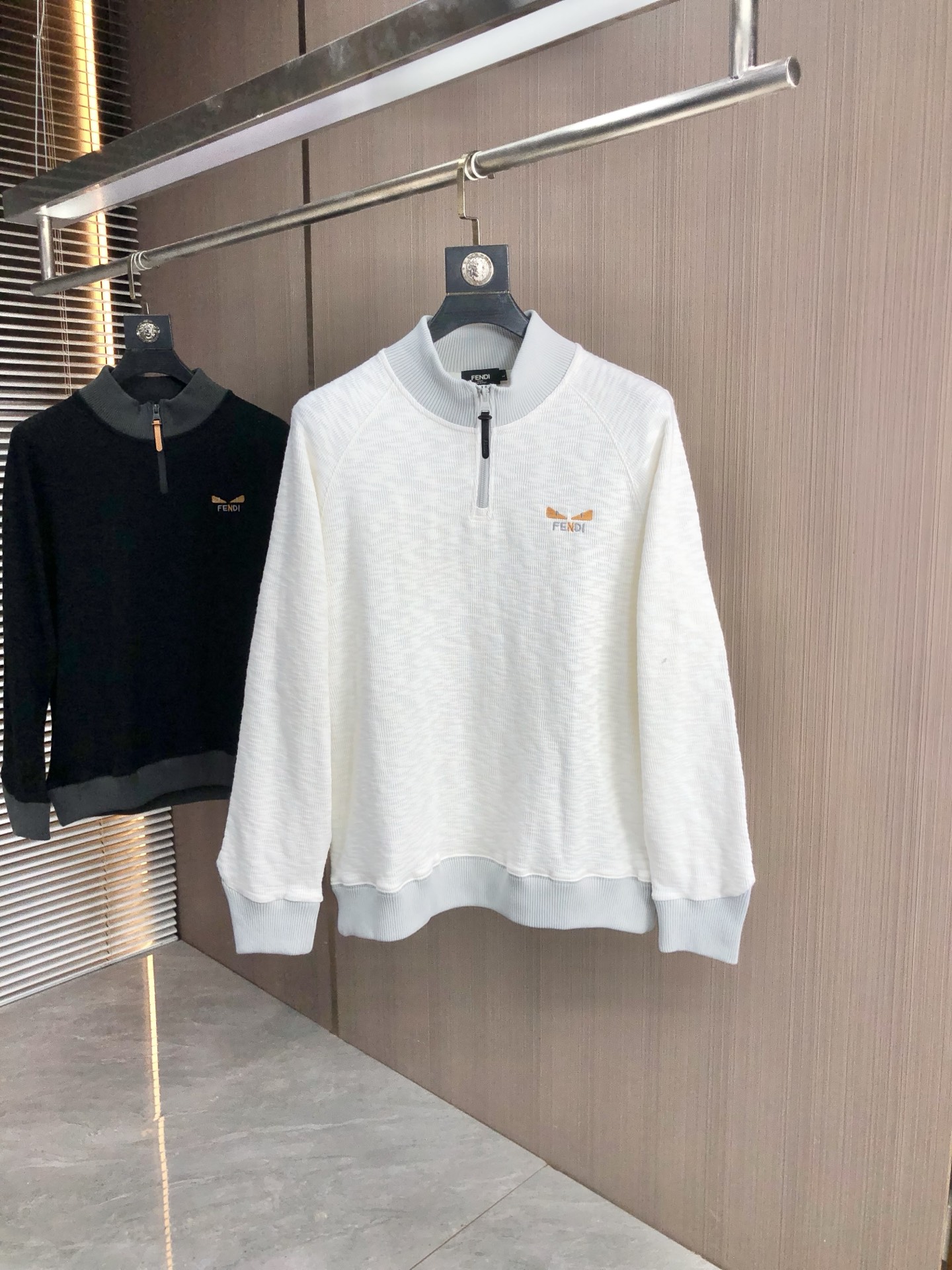 NO:522565,.Fendi. 2025 autumn and winter new letter logo knitted cotton sweatshirt T-shirt channel quality!  Urban series products, created with full luxury letter logo elements, high-end temperament and top style, a single item with a very tone and charm!  Original custom imported double-sided water-soluble cotton fabric, comfortable to touch, embroidered letter design effect is quite exquisite, fashionable, classic and versatile!  Size M—XXXL.m wear 175/130 catties, fendi, hoodie, sweatshirts, tees, t-shirt, alexander wang19860909.芬迪.2025秋冬新款字母logo针织棉卫衣T恤 渠道精品！都市系列产物,奢华程度满分的字母logo元素打造,高端气质型必入的极品款式,一款极具腔调感与魅力的单品！ 原版定制进口双面水溶棉面料,手感舒适,刺绣字母设计效果相当精致,时尚经典百搭！ 尺码M—XXXL.m穿175/130斤,,fendi,hoodie,sweatshirts,tees，t-shirt,alexander wang,Men's clothing