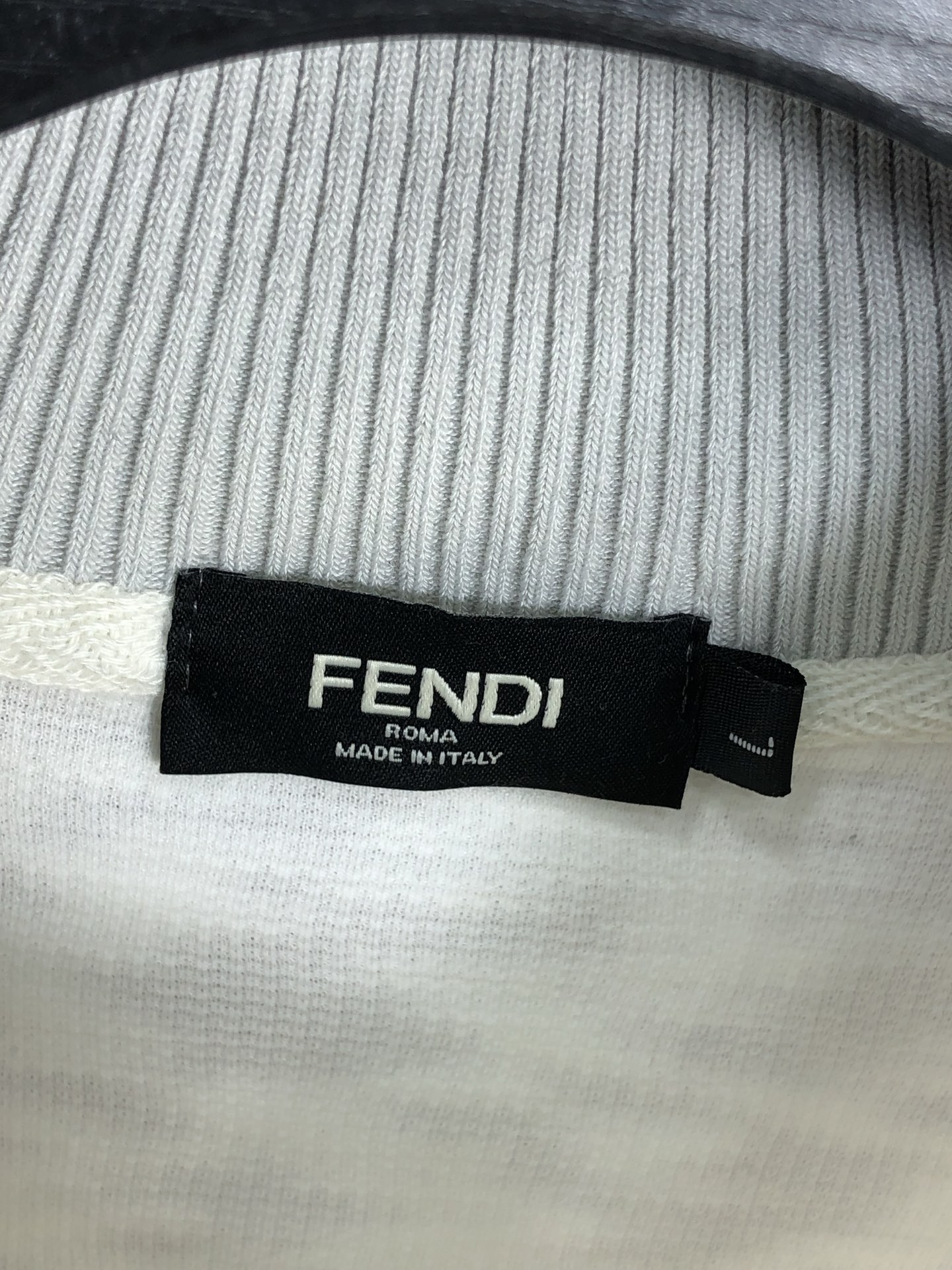 。芬迪。2025秋冬新款字母logo针织棉卫衣T恤 渠道精品！都市系列产物，奢华程度满分的字母logo元