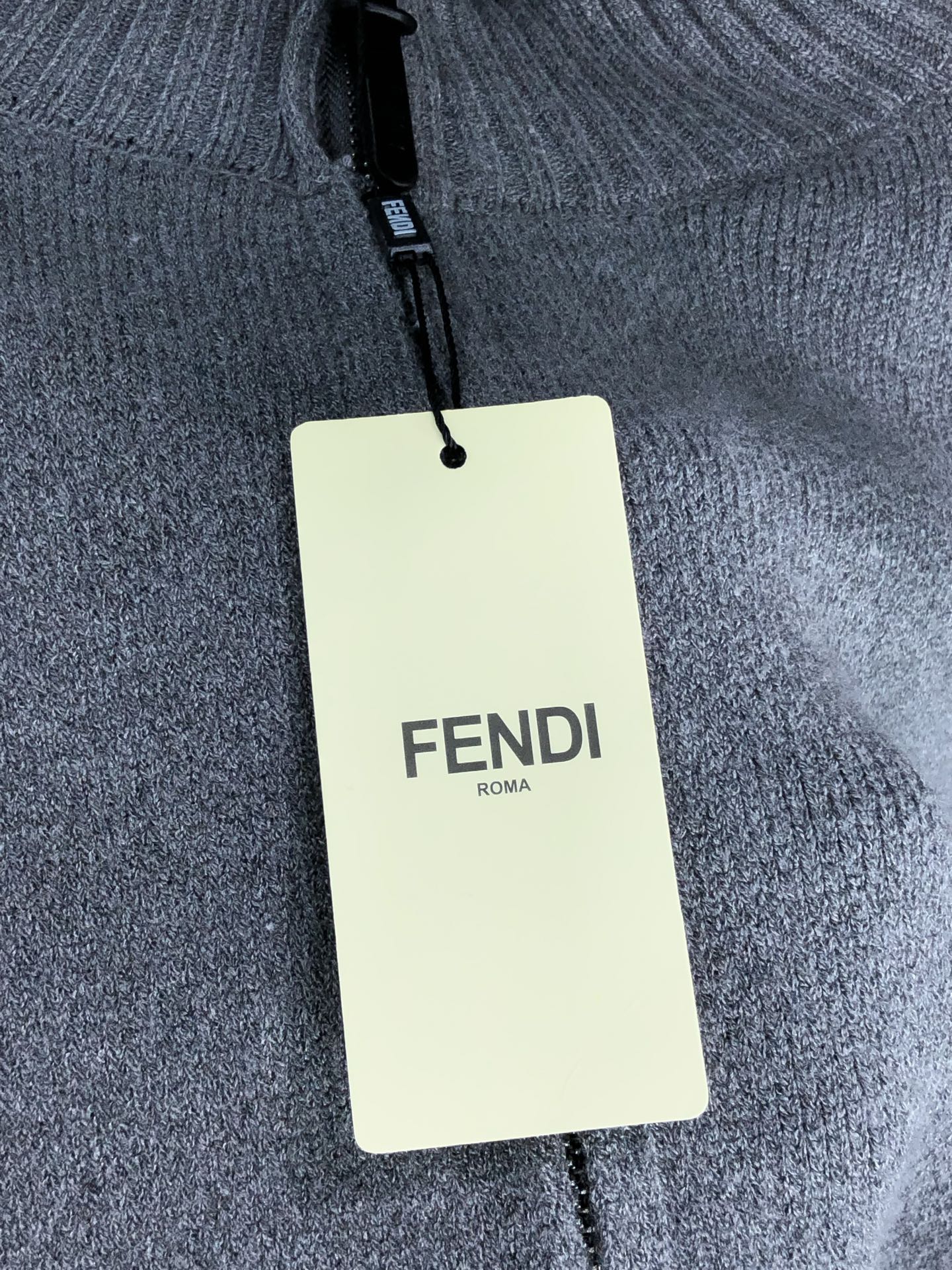 。芬迪。2025秋冬针织毛衣连帽开衫顶级进口针织棉面料 采用进口编织机制造 亲肤不扎身 不起球 手感很柔