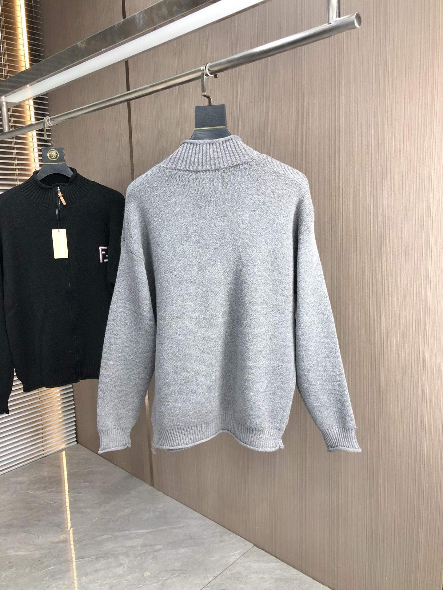 。芬迪。2025秋冬针织毛衣连帽开衫顶级进口针织棉面料 采用进口编织机制造 亲肤不扎身 不起球 手感很柔